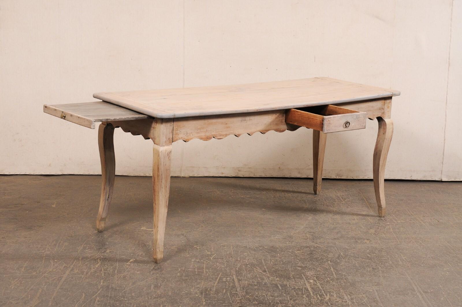 Mesa francesa del s. XIX con faldón festoneado, cajón pequeño y estante extraíble Francés en venta