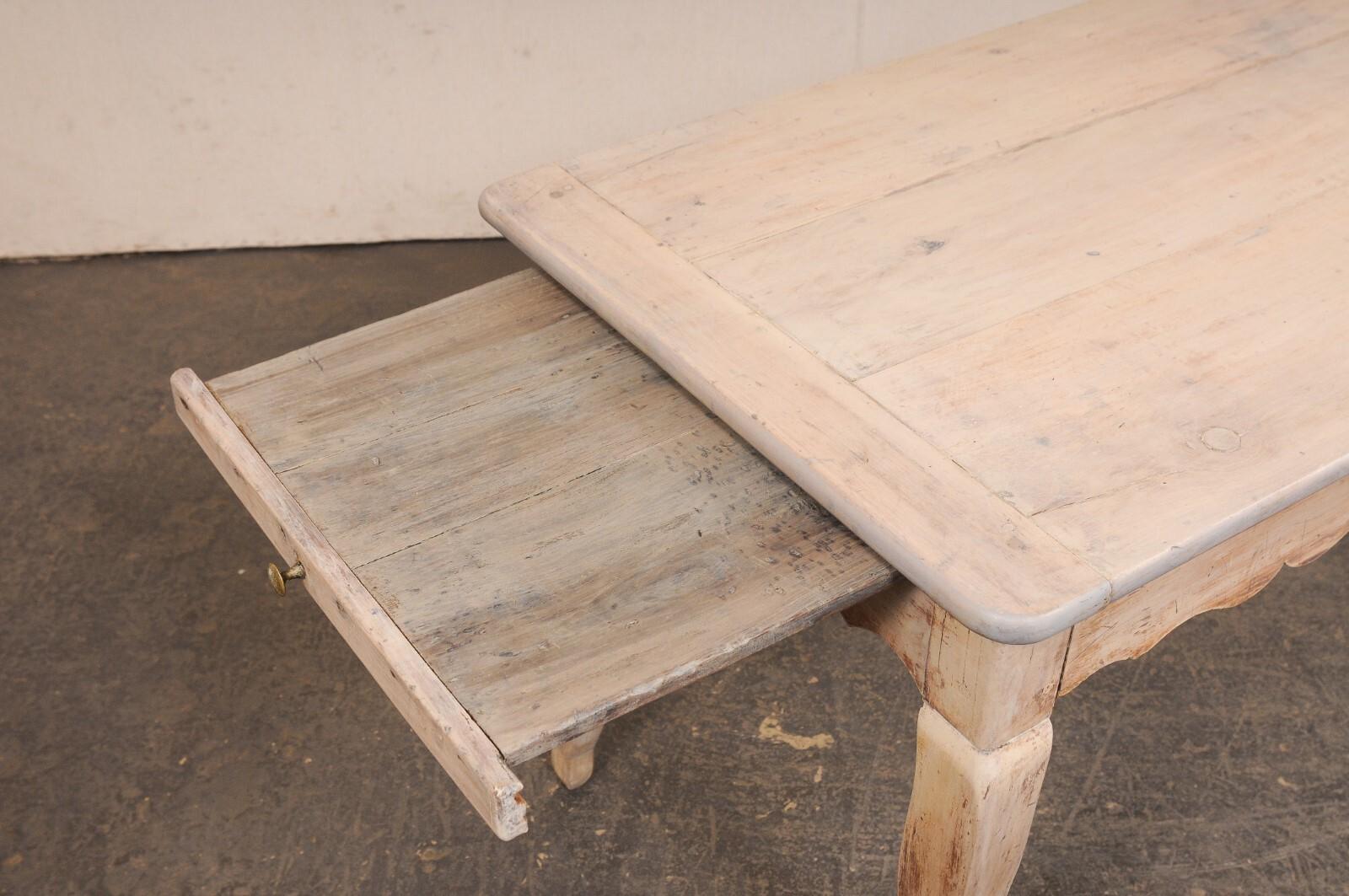 Mesa francesa del s. XIX con faldón festoneado, cajón pequeño y estante extraíble Madera en venta