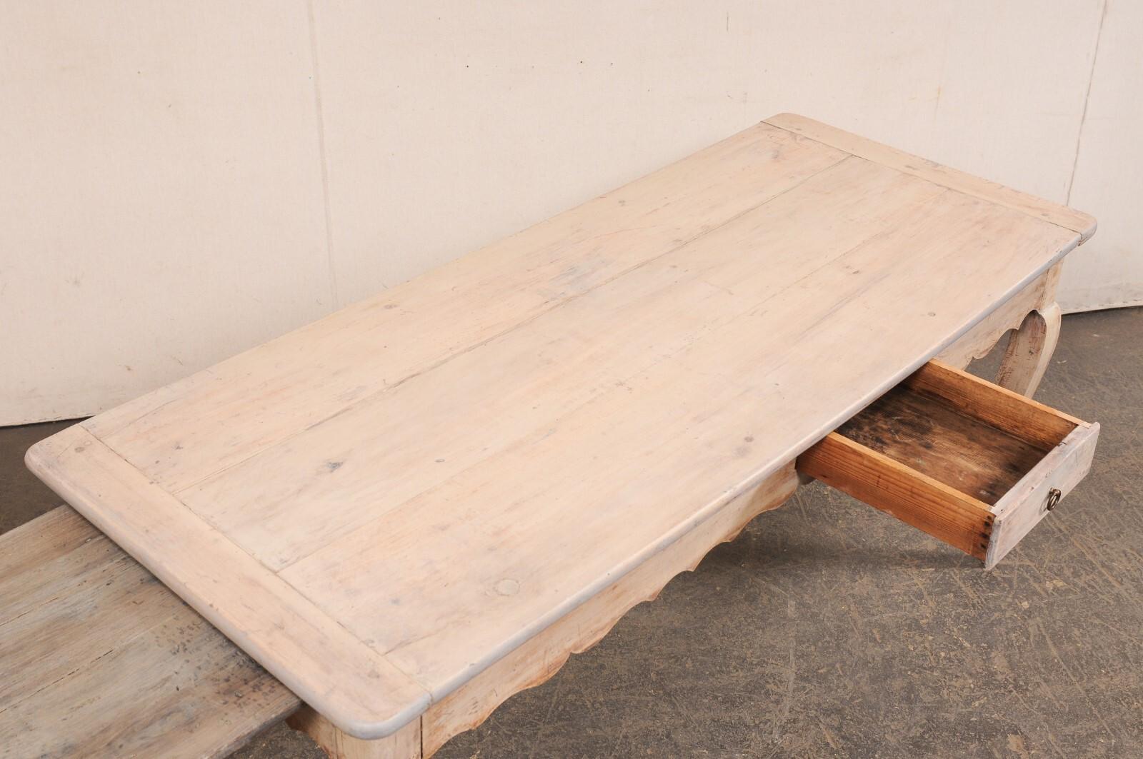 Mesa francesa del s. XIX con faldón festoneado, cajón pequeño y estante extraíble en venta 1