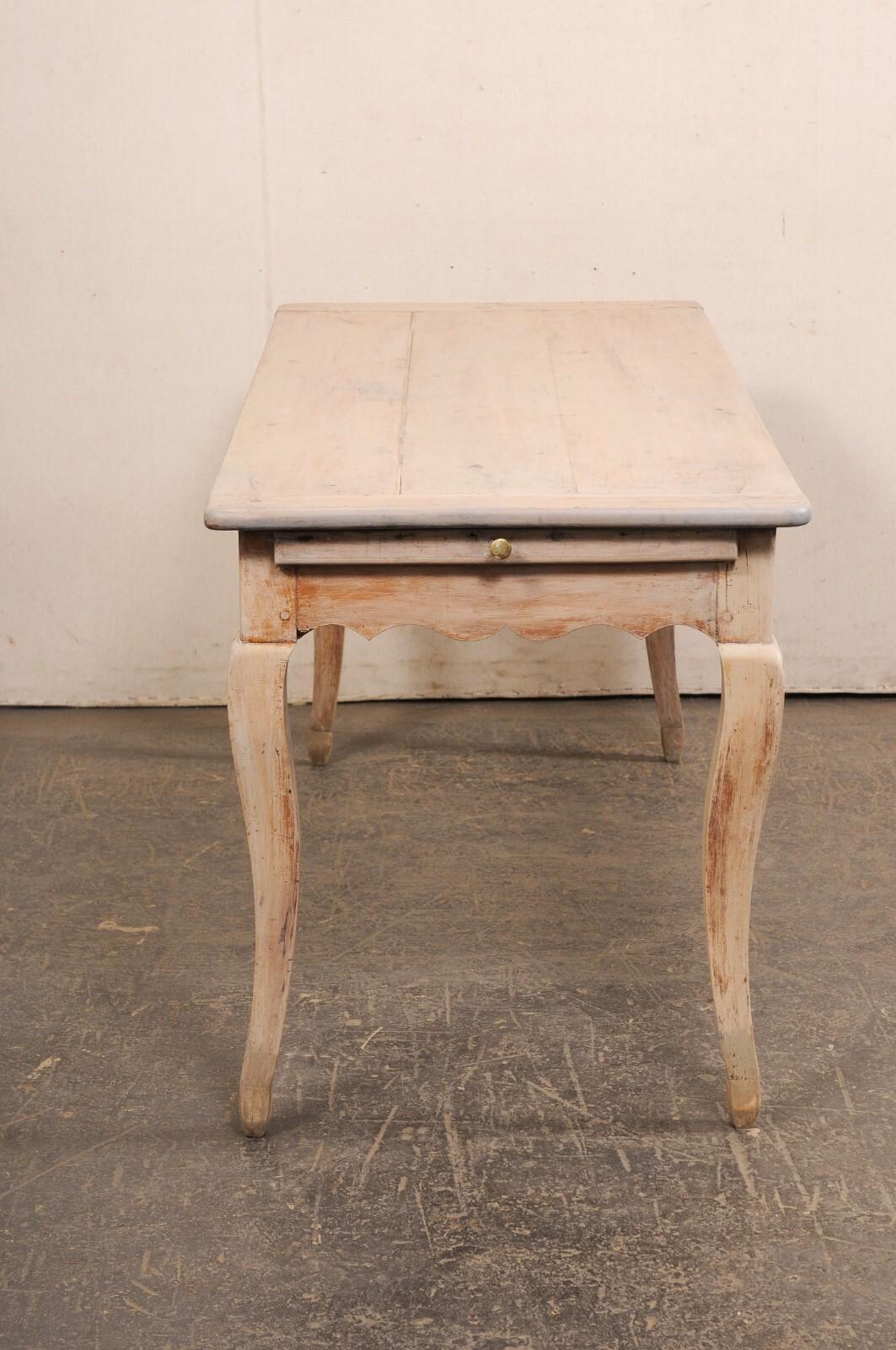 Mesa francesa del s. XIX con faldón festoneado, cajón pequeño y estante extraíble en venta 2