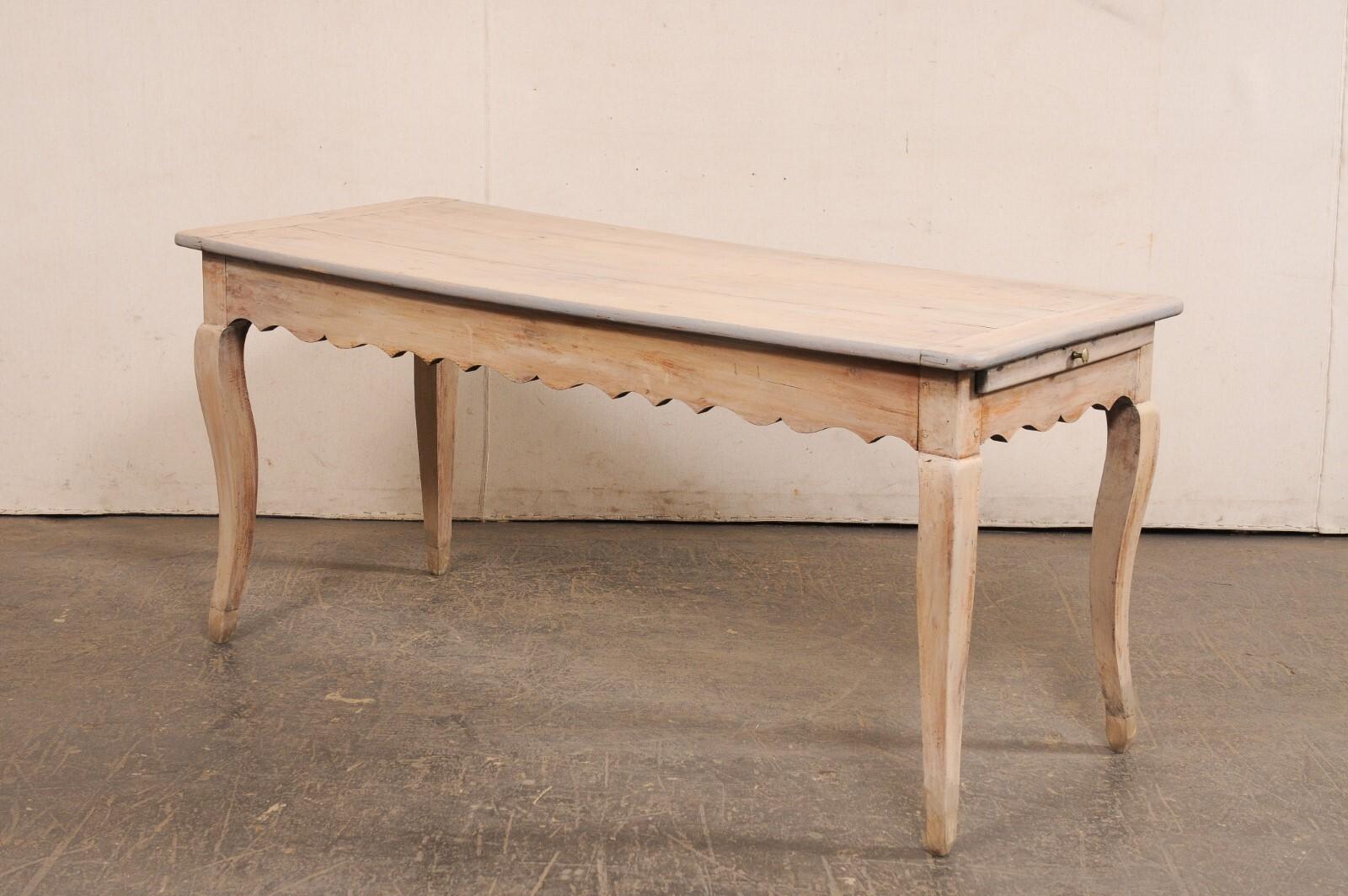 Mesa francesa del s. XIX con faldón festoneado, cajón pequeño y estante extraíble en venta 3