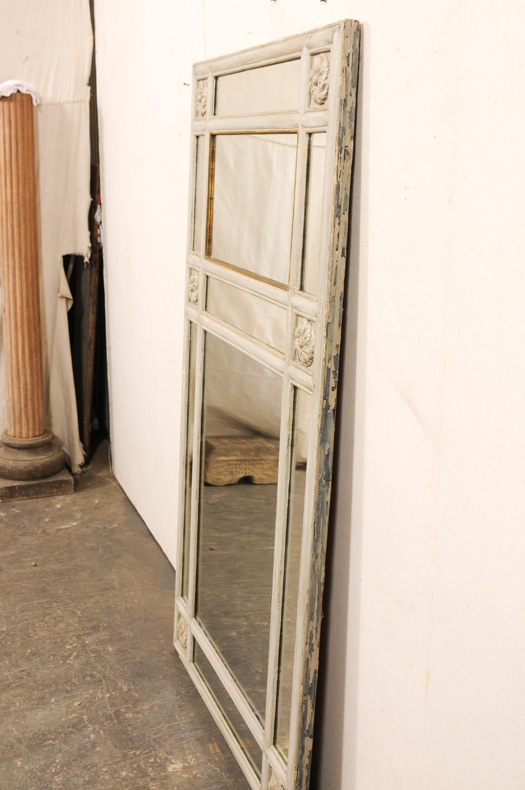 Specchio a pannello in vetro alto francese del XIX secolo con accenti di medaglioni floreali in vendita 6