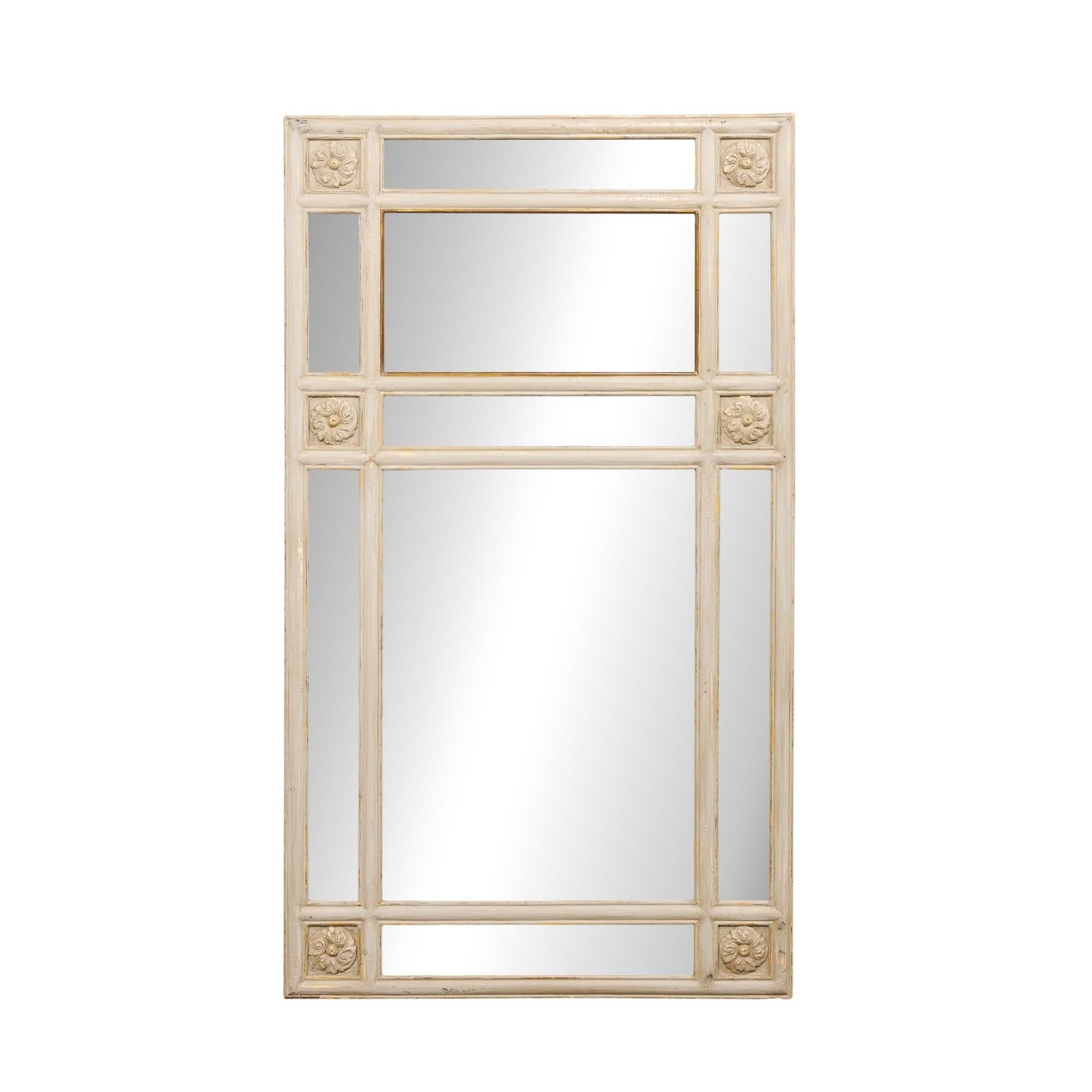 Grande specchio francese in legno dipinto, con pannello a specchio, risalente al XIX secolo. Questo specchio da parete antico proveniente dalla Francia, alto poco meno di due metri, presenta una cornice dalla forma rettangolare e dal design pulito,