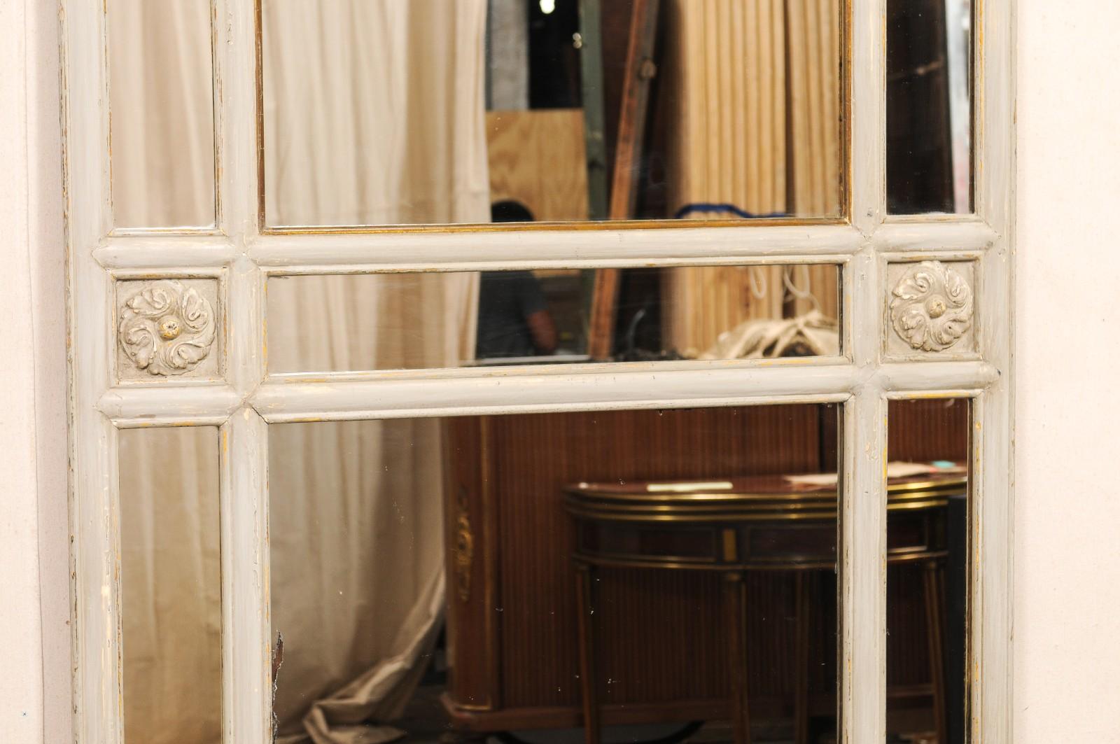 Specchio a pannello in vetro alto francese del XIX secolo con accenti di medaglioni floreali In condizioni buone in vendita a Atlanta, GA