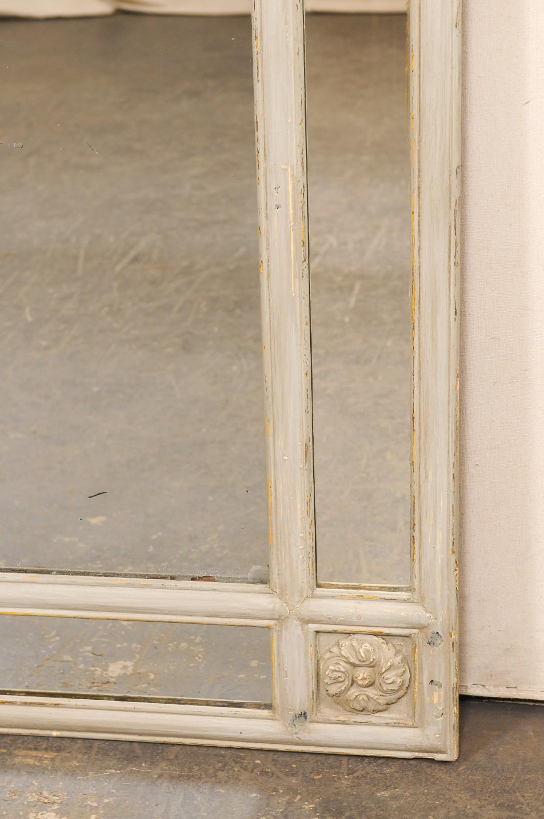 Specchio a pannello in vetro alto francese del XIX secolo con accenti di medaglioni floreali in vendita 4