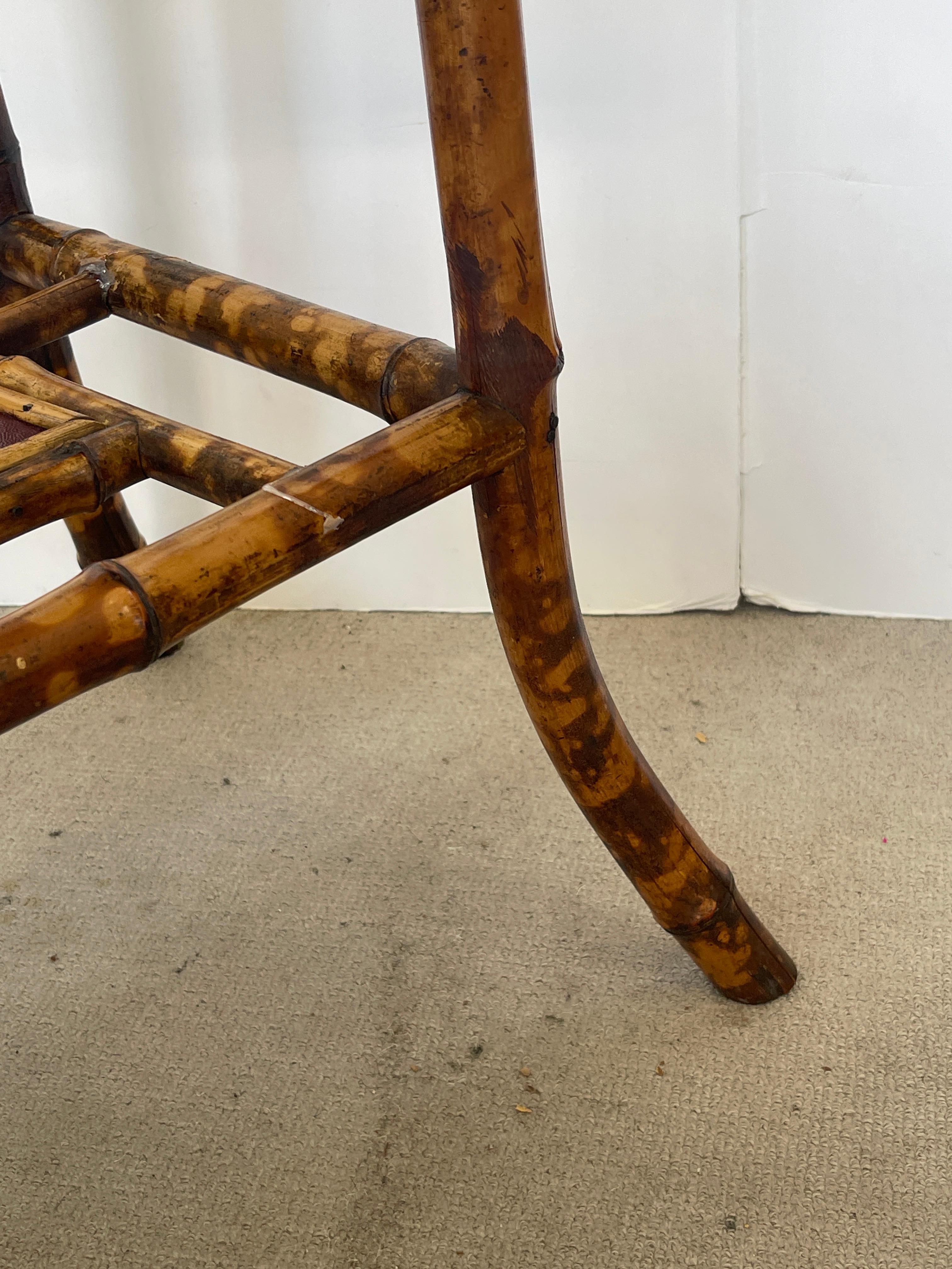 Français 19ème. C. Table en bambou en écaille de tortue avec plateau en cuir toilé rouge en vente 4