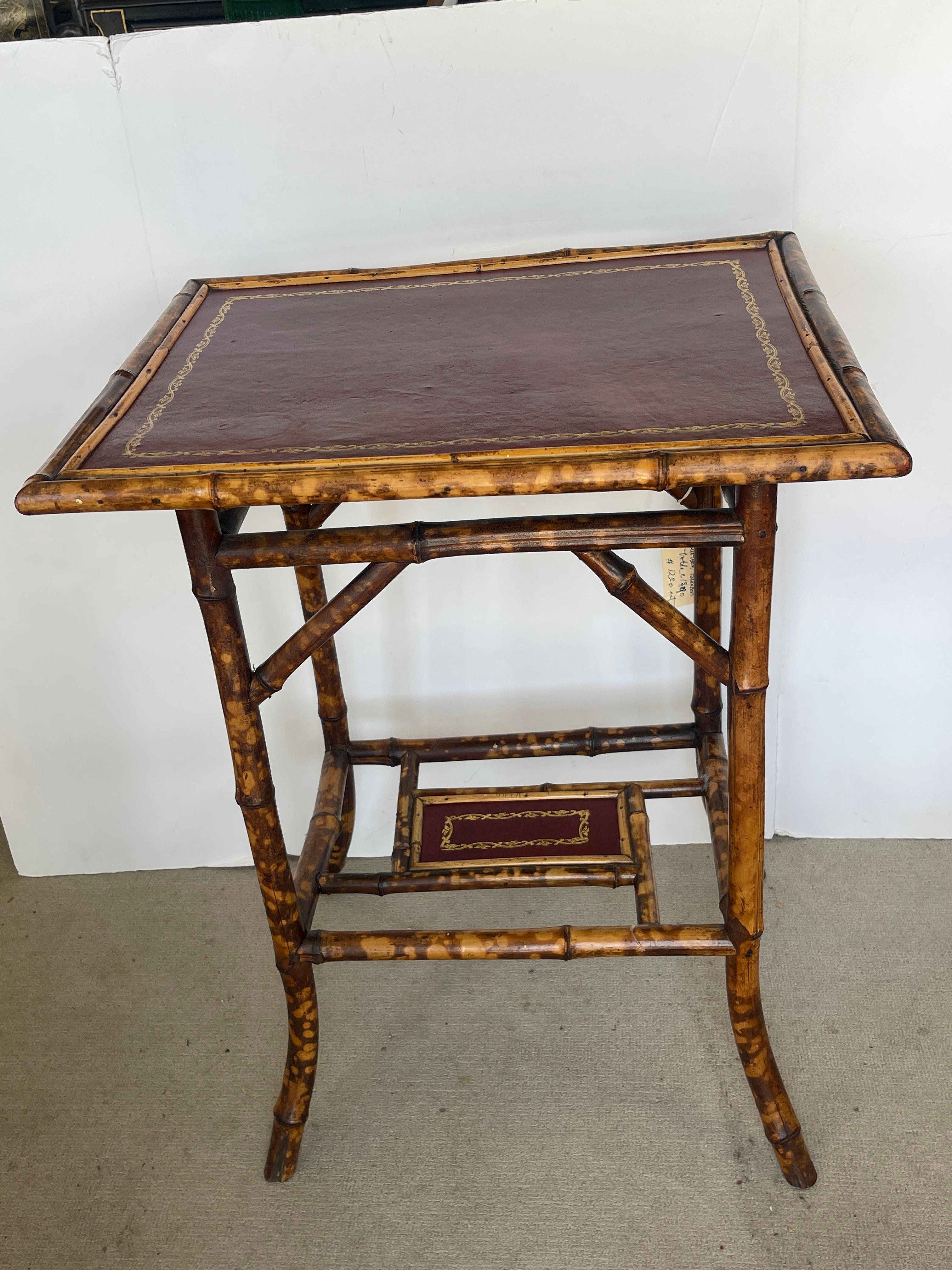 Vient d'arriver, ce superbe modèle français du 19ème siècle. C. Table à deux niveaux en bambou écaille de tortue avec plateau en cuir rouge.
L'effet écaille de tortue est stupéfiant.
Le dessus et le dessous en cuir estampé rouge ont été ajoutés