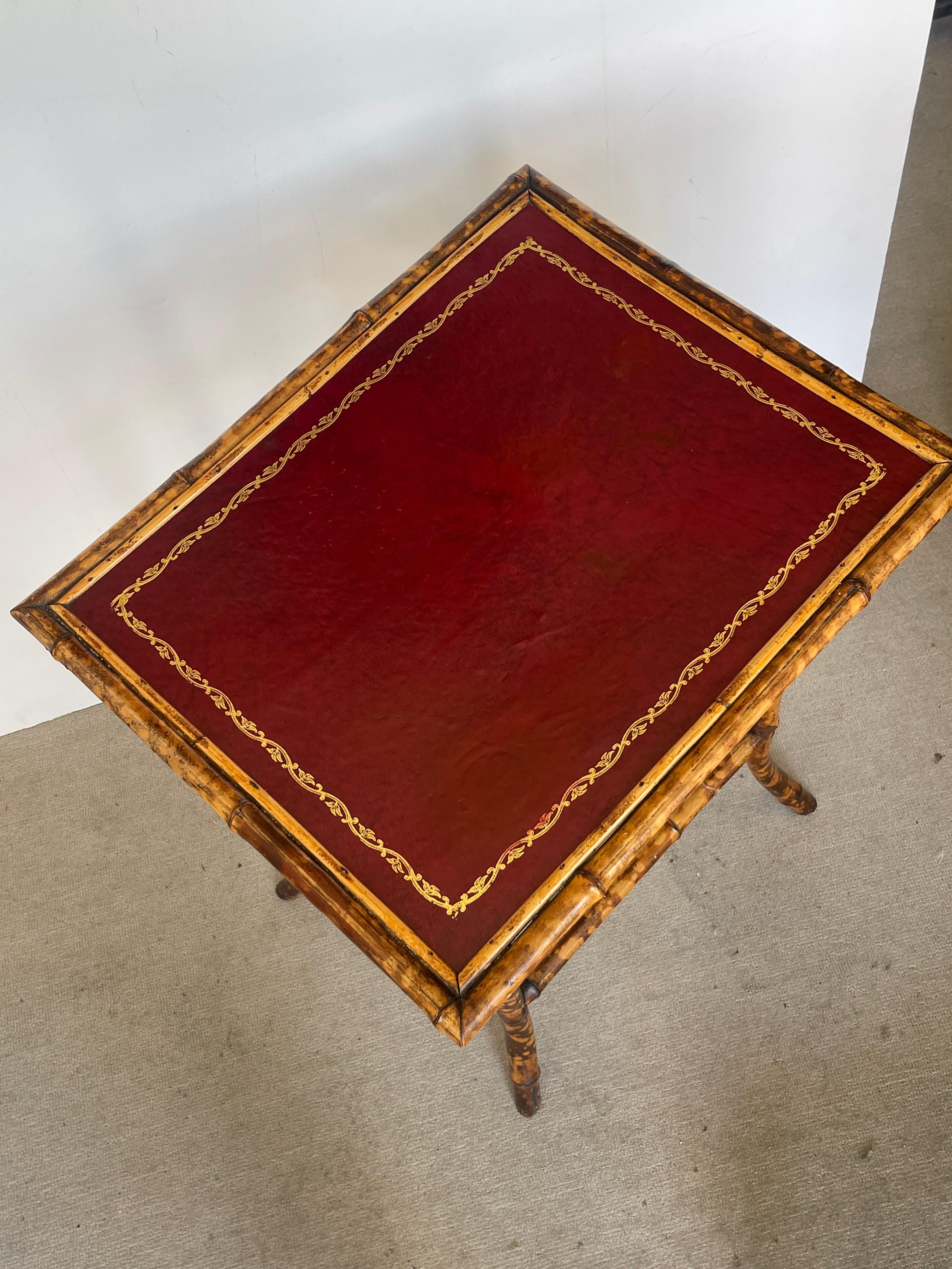 Mouvement esthétique Français 19ème. C. Table en bambou en écaille de tortue avec plateau en cuir toilé rouge en vente