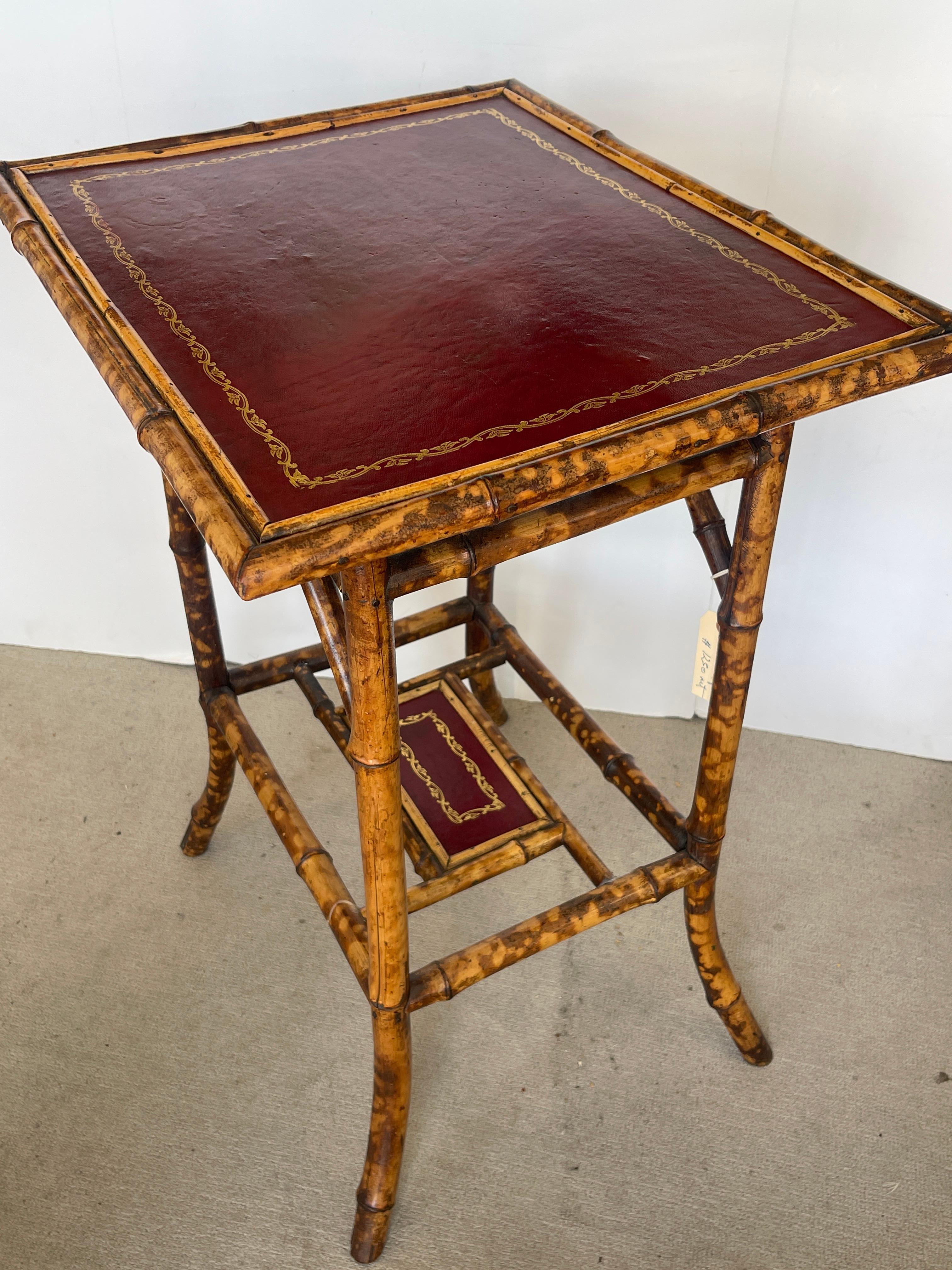 Fait main Français 19ème. C. Table en bambou en écaille de tortue avec plateau en cuir toilé rouge en vente