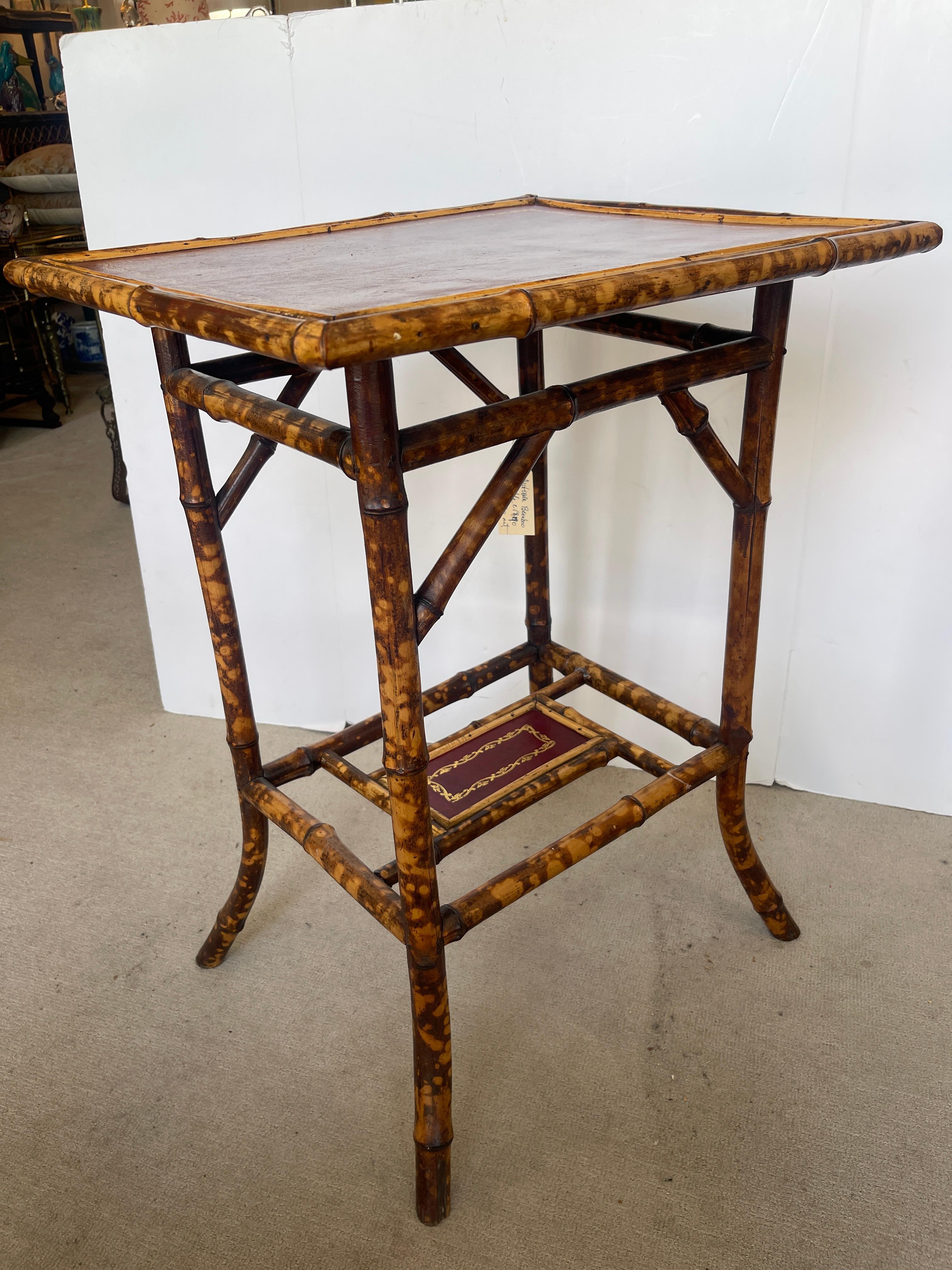 Français 19ème. C. Table en bambou en écaille de tortue avec plateau en cuir toilé rouge Bon état - En vente à West Palm Beach, FL