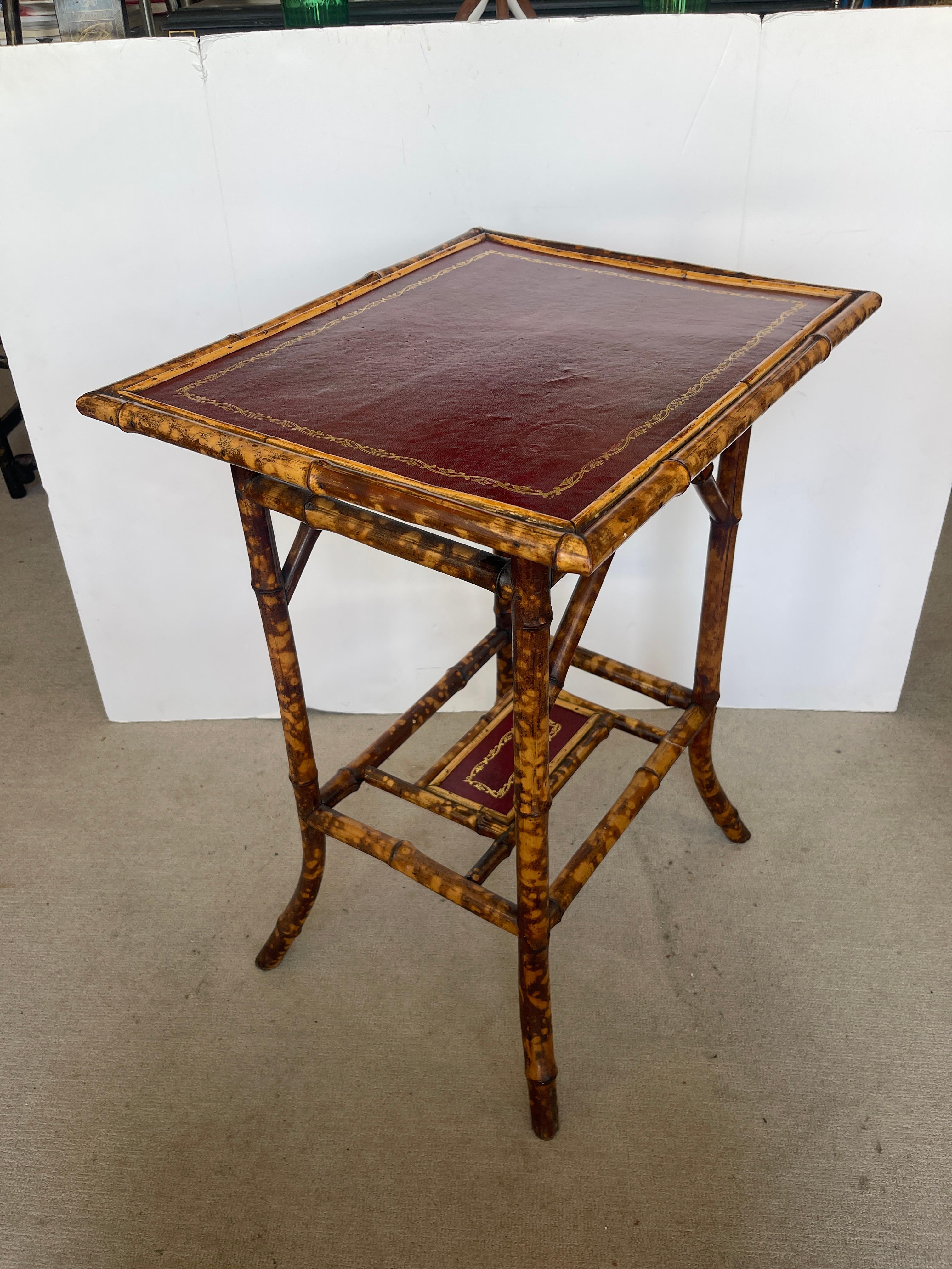 XIXe siècle Français 19ème. C. Table en bambou en écaille de tortue avec plateau en cuir toilé rouge en vente