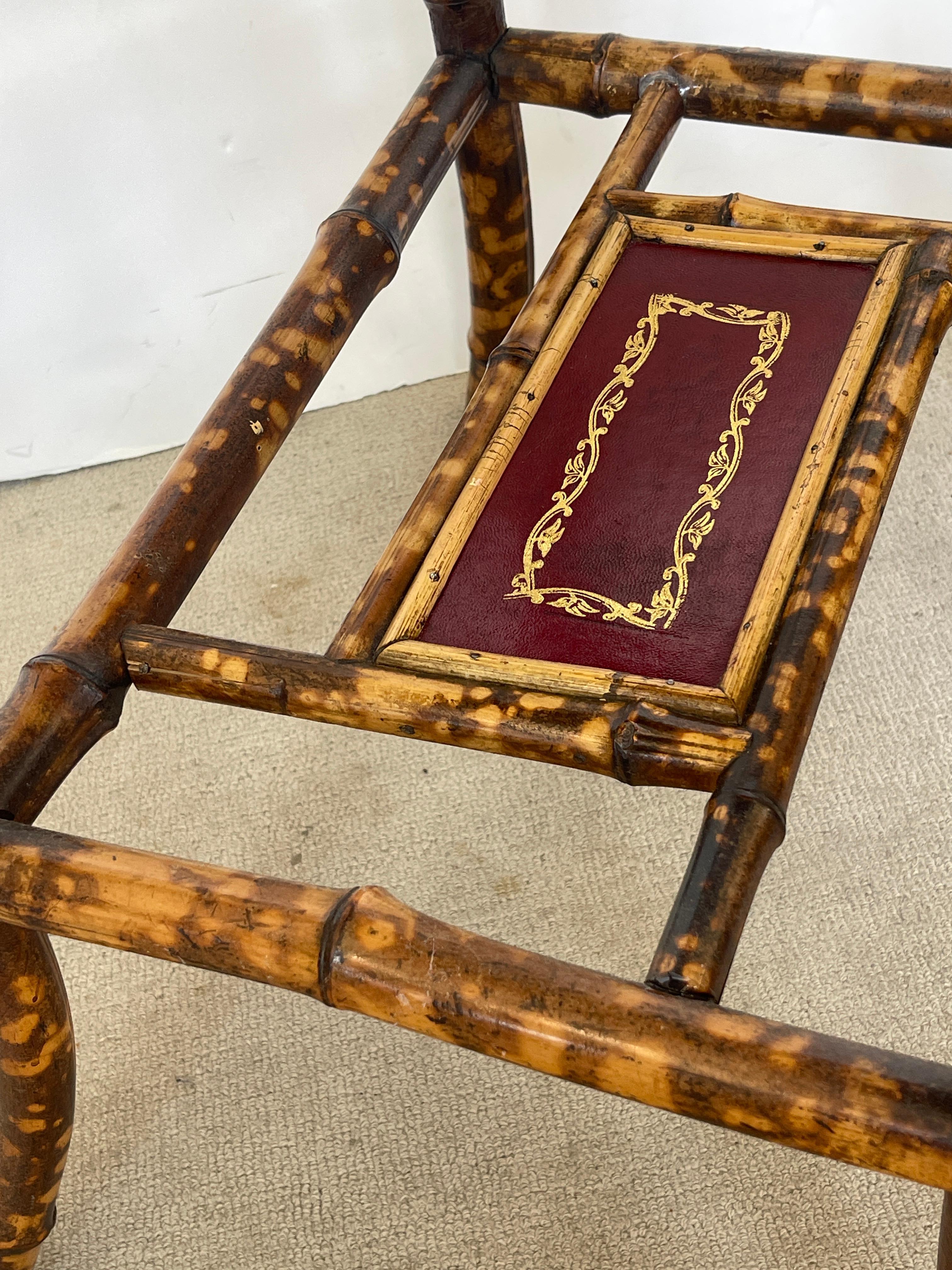 Cuir Français 19ème. C. Table en bambou en écaille de tortue avec plateau en cuir toilé rouge en vente