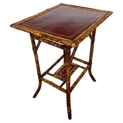 19º francés. C. Mesa de bambú carey con tablero de cuero rojo estampado