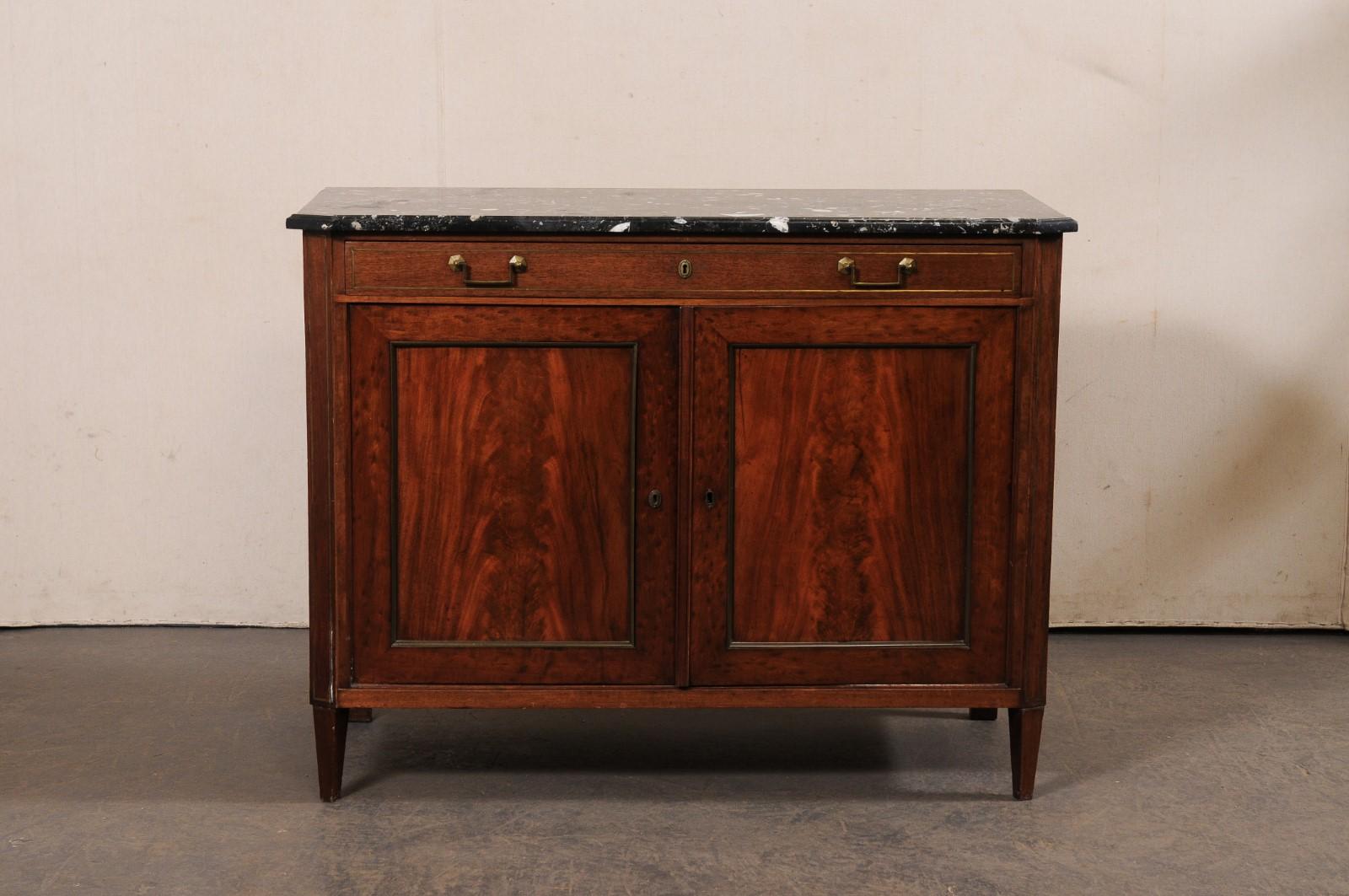 Mobile buffet francese del XIX secolo a due ante con bel piano in marmo nero in vendita 6