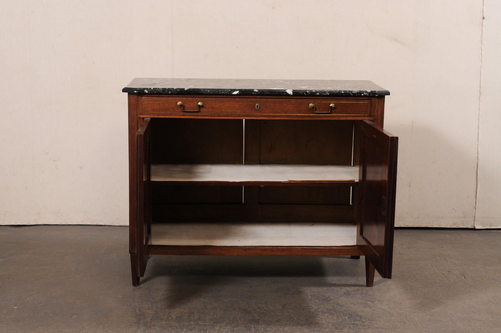 Mobile buffet francese del XIX secolo a due ante con bel piano in marmo nero in vendita 7