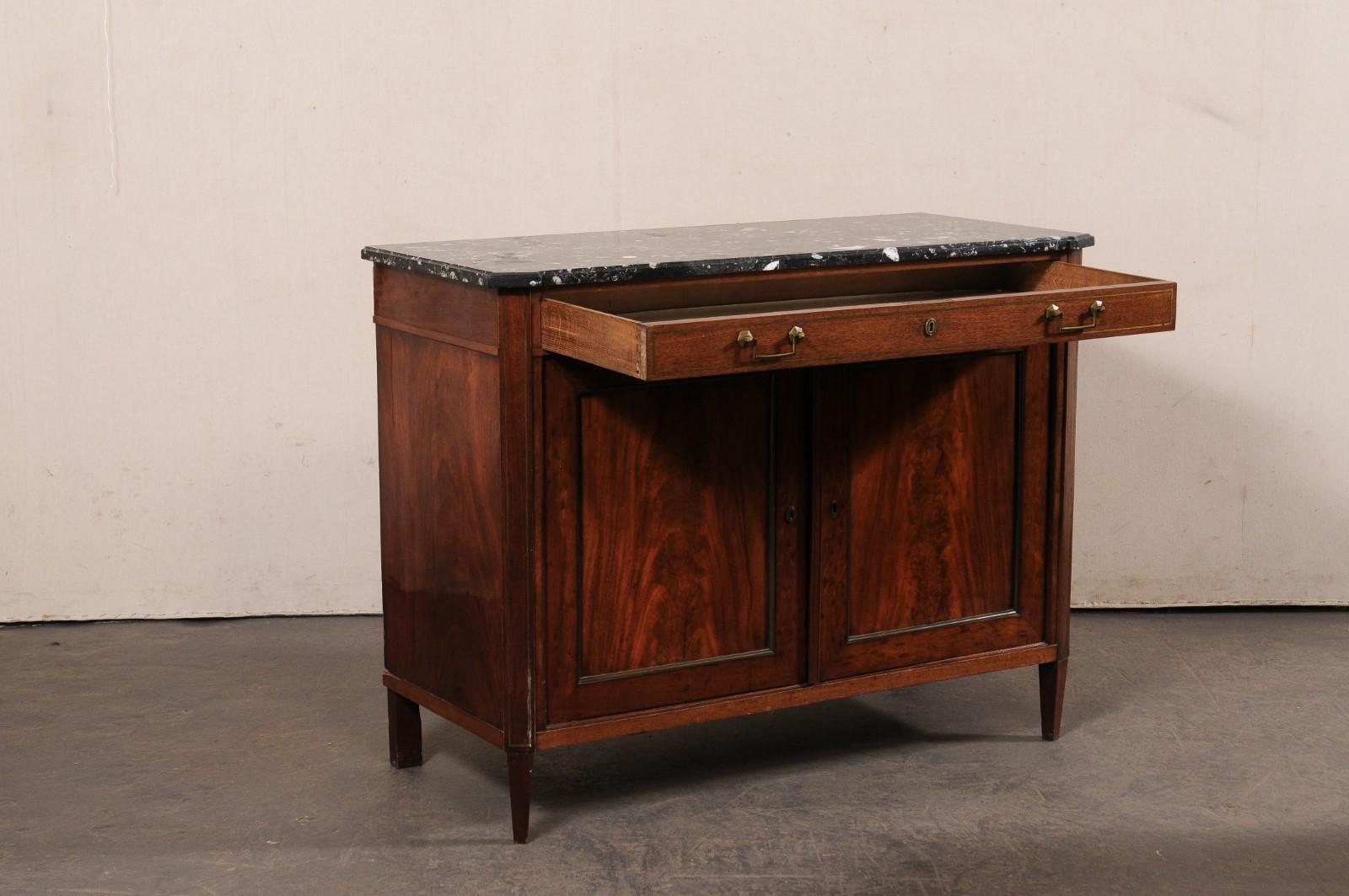 Francese Mobile buffet francese del XIX secolo a due ante con bel piano in marmo nero in vendita