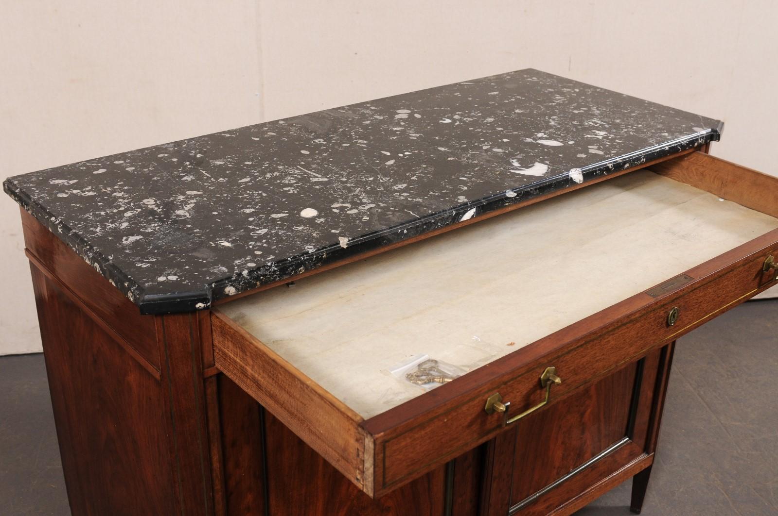 Mobile buffet francese del XIX secolo a due ante con bel piano in marmo nero In condizioni buone in vendita a Atlanta, GA