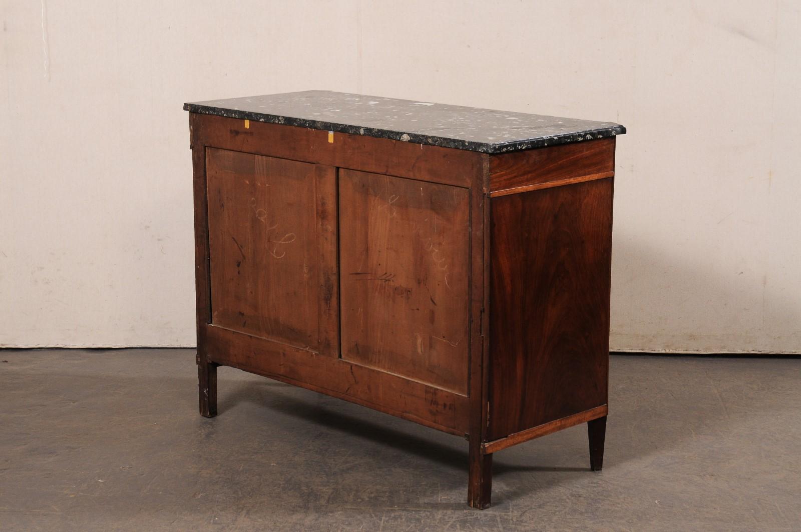 Mobile buffet francese del XIX secolo a due ante con bel piano in marmo nero in vendita 1