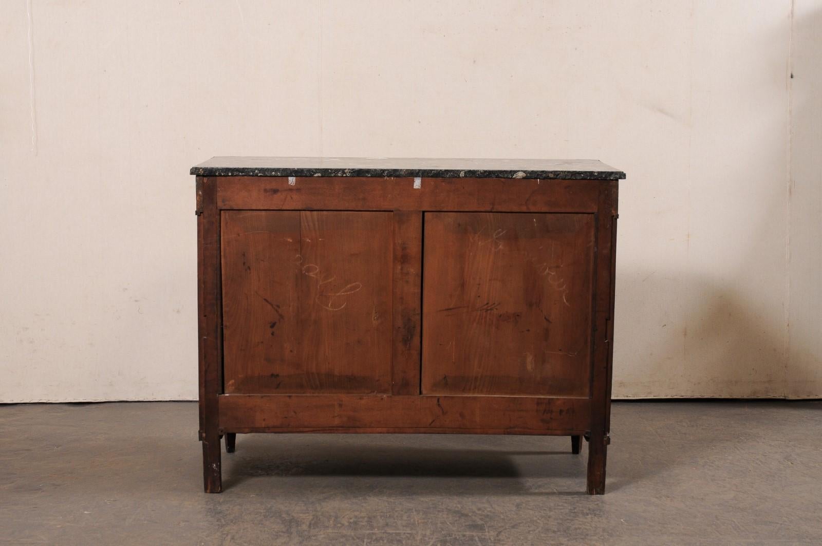 Mobile buffet francese del XIX secolo a due ante con bel piano in marmo nero in vendita 2