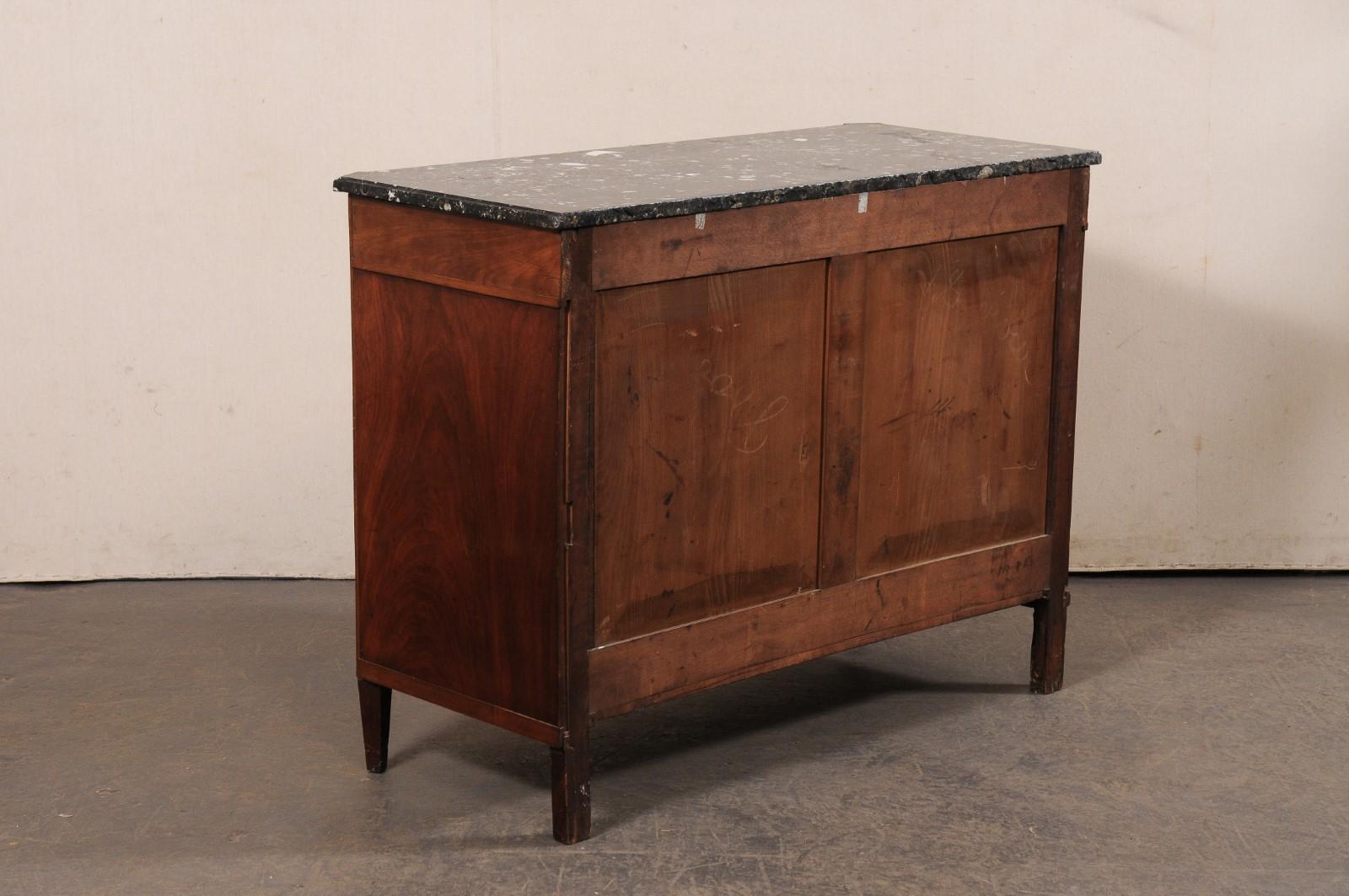 Mobile buffet francese del XIX secolo a due ante con bel piano in marmo nero in vendita 3