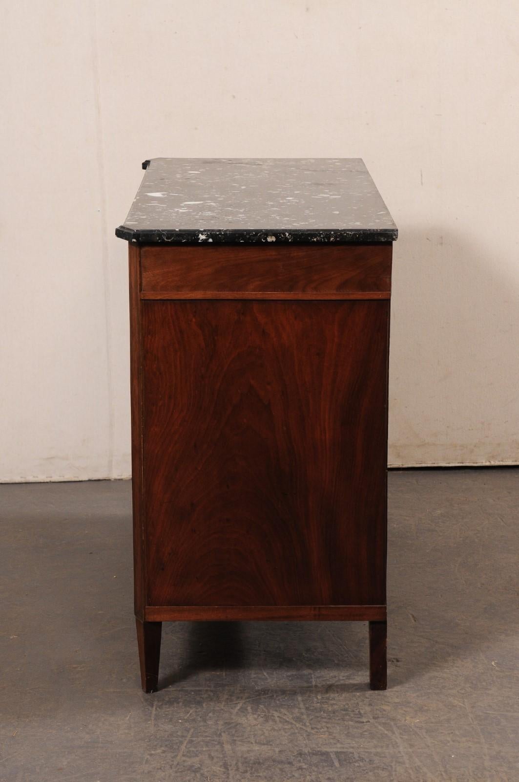 Mobile buffet francese del XIX secolo a due ante con bel piano in marmo nero in vendita 4