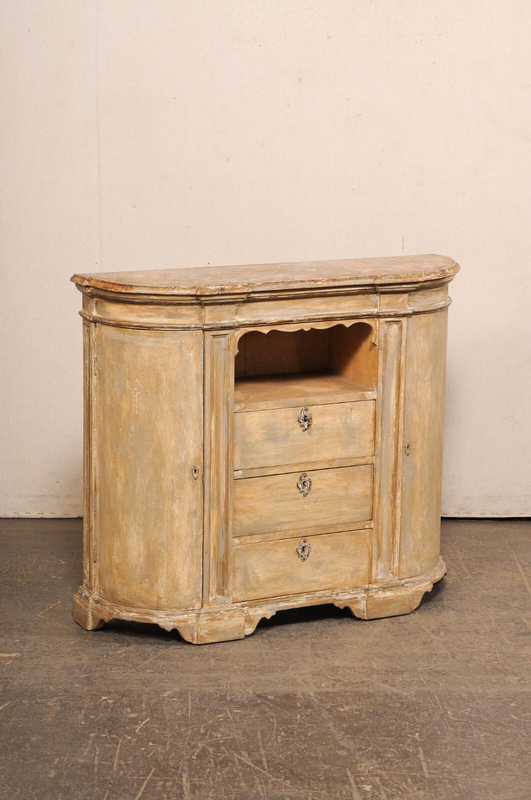 Consolle francese in legno dipinto con cubo aperto e piano in finto marmo del XIX secolo. Questo mobile antico proveniente dalla Francia ha un corpo a forma di mezzaluna con un piano originale dipinto in finto marmo, sopra una cassa inferiore che