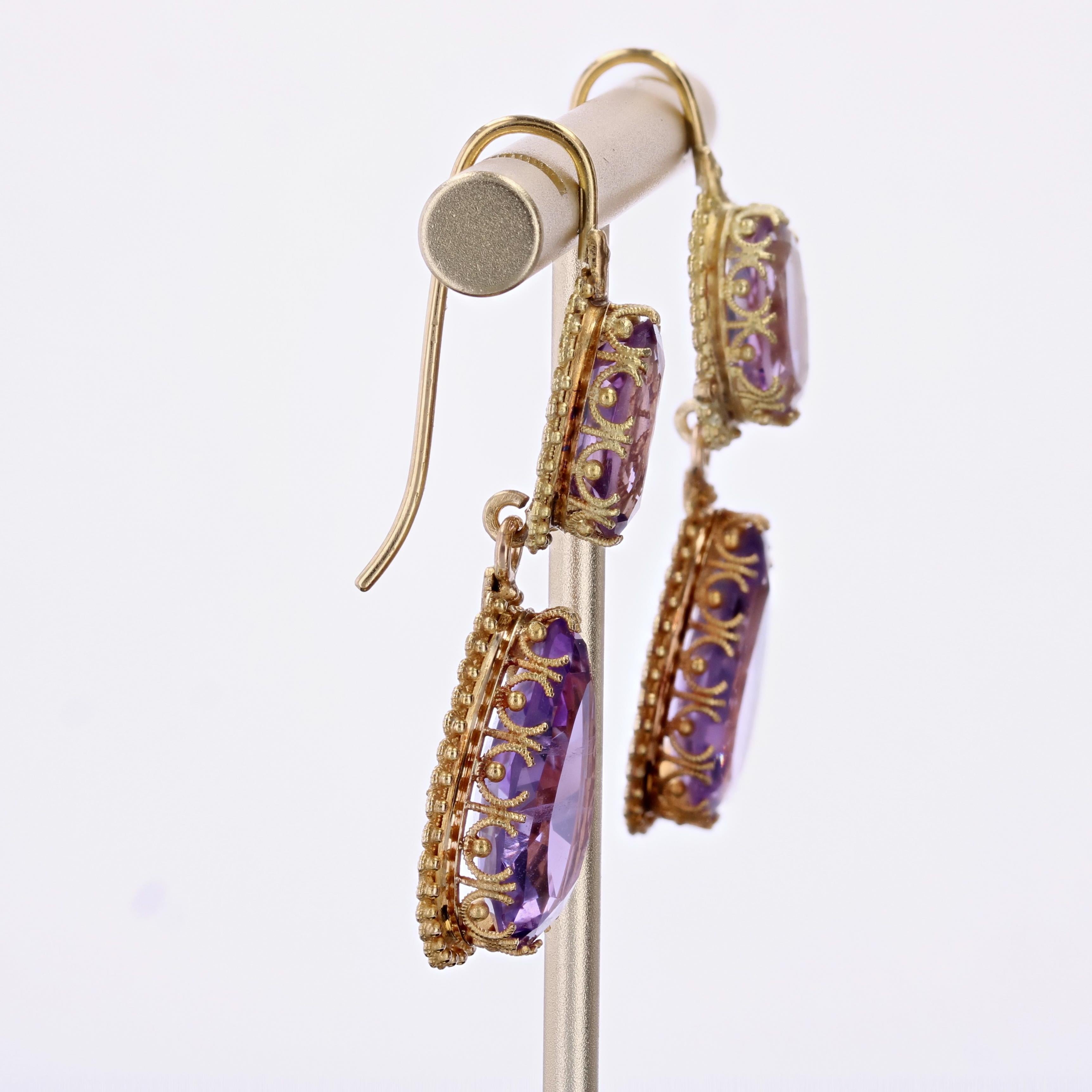 For pierced ears.
Earrings in 18 karat yellow gold.
Elegant yellow gold earrings, each featuring an oval-shaped grained motif on the top and a pear-shaped motif on the bottom, which is tasselled. Each motif is adorned with an oval and pear-shaped