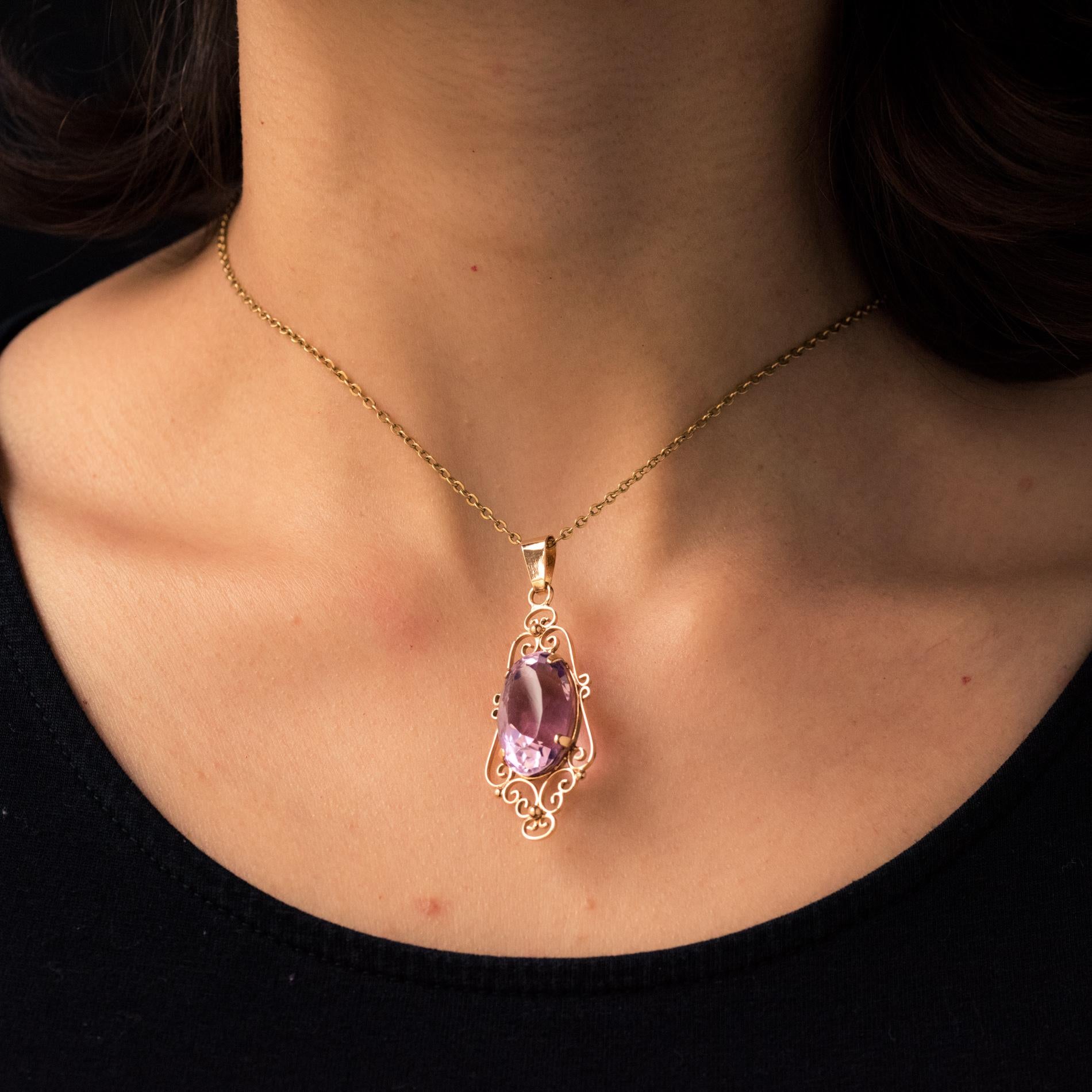 Pendant in 18 karat rose gold.
Charming antique jewel, the mounting is made of gold threads forming arabesques. In the center a splendid and important amethyst is set.
Amethyst weight: approximately 16.5 carats.
Total height: 5.1 cm, width at