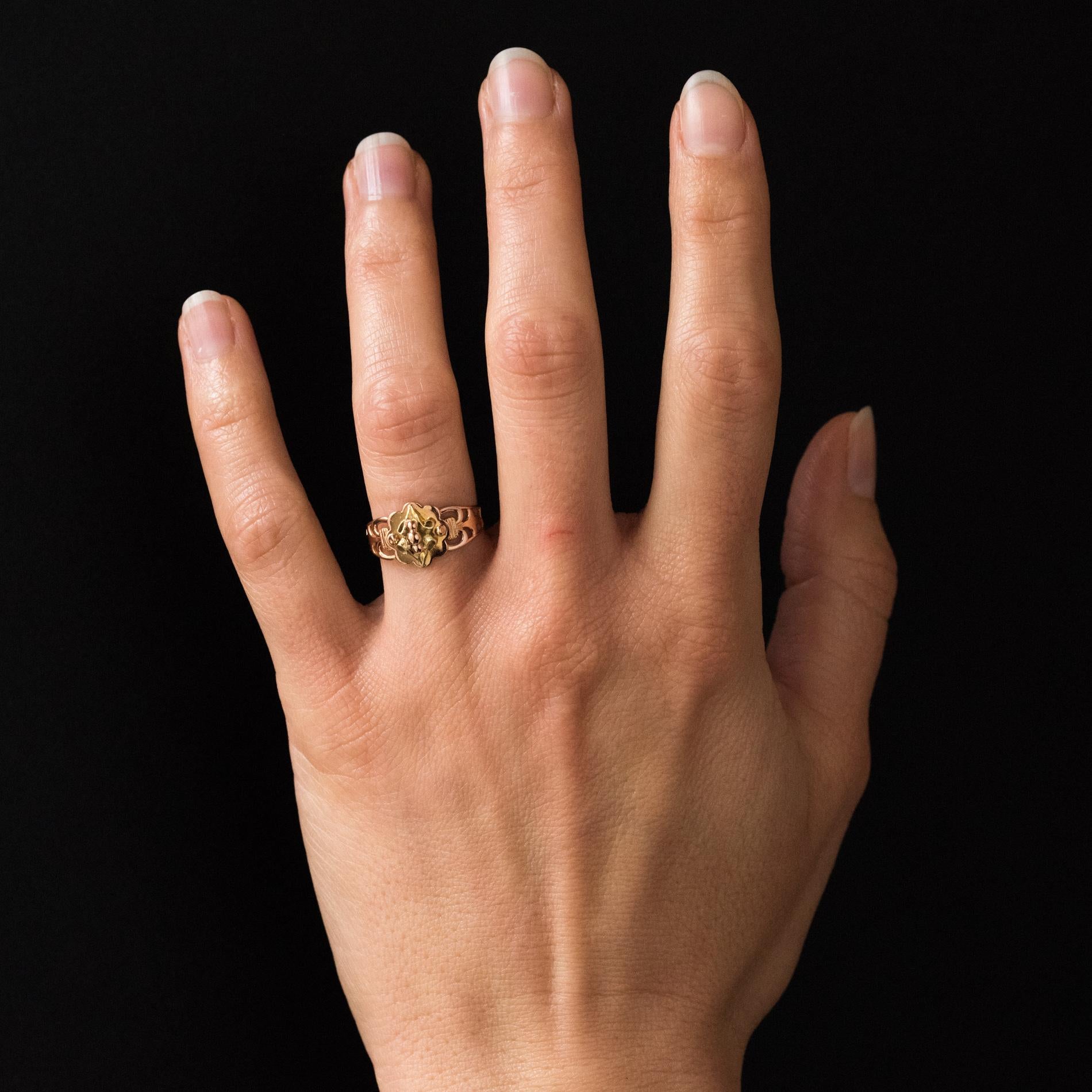 Ring in 18 karat rose and yellow gold, eagle's head hallmark.
This lovely fellings ring is adorned on the top with a center knot motif and shouldered with gold pearls. On either side, the start of the ring is pierced with fleur-de-lis.
Height: 10.1
