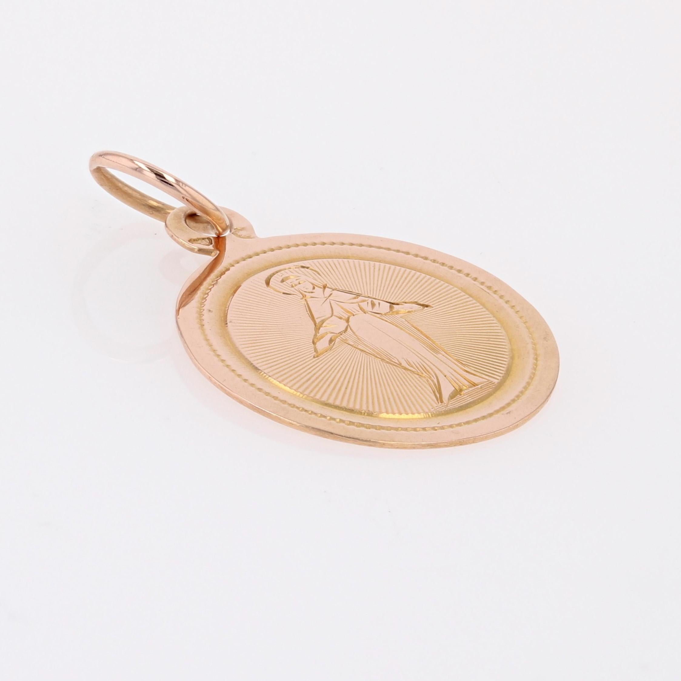 Medal in 18 karat rose gold, horse head hallmark.
This antique round- shape medal is engraved of the Virgin Mary haloed holding the open arms and encircled by a chiseled decoration. The back of this antique medal is engraved with initals.
Pendant