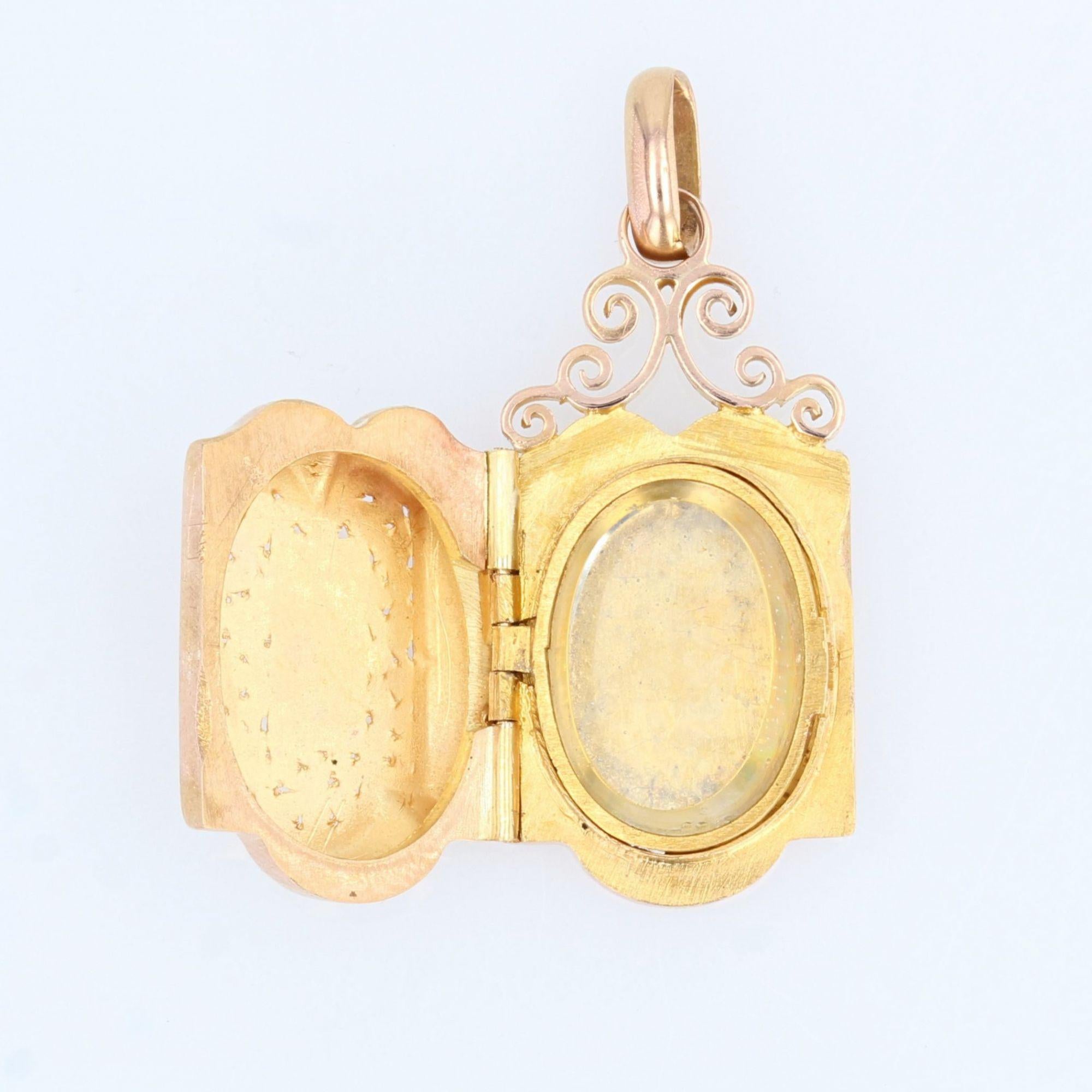French 19th Century 18 Karat Rose Gold Chiseled Little Medallion For Sale 4