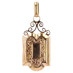 Piccolo medaglione francese del XIX secolo in oro rosa 18 carati cesellato