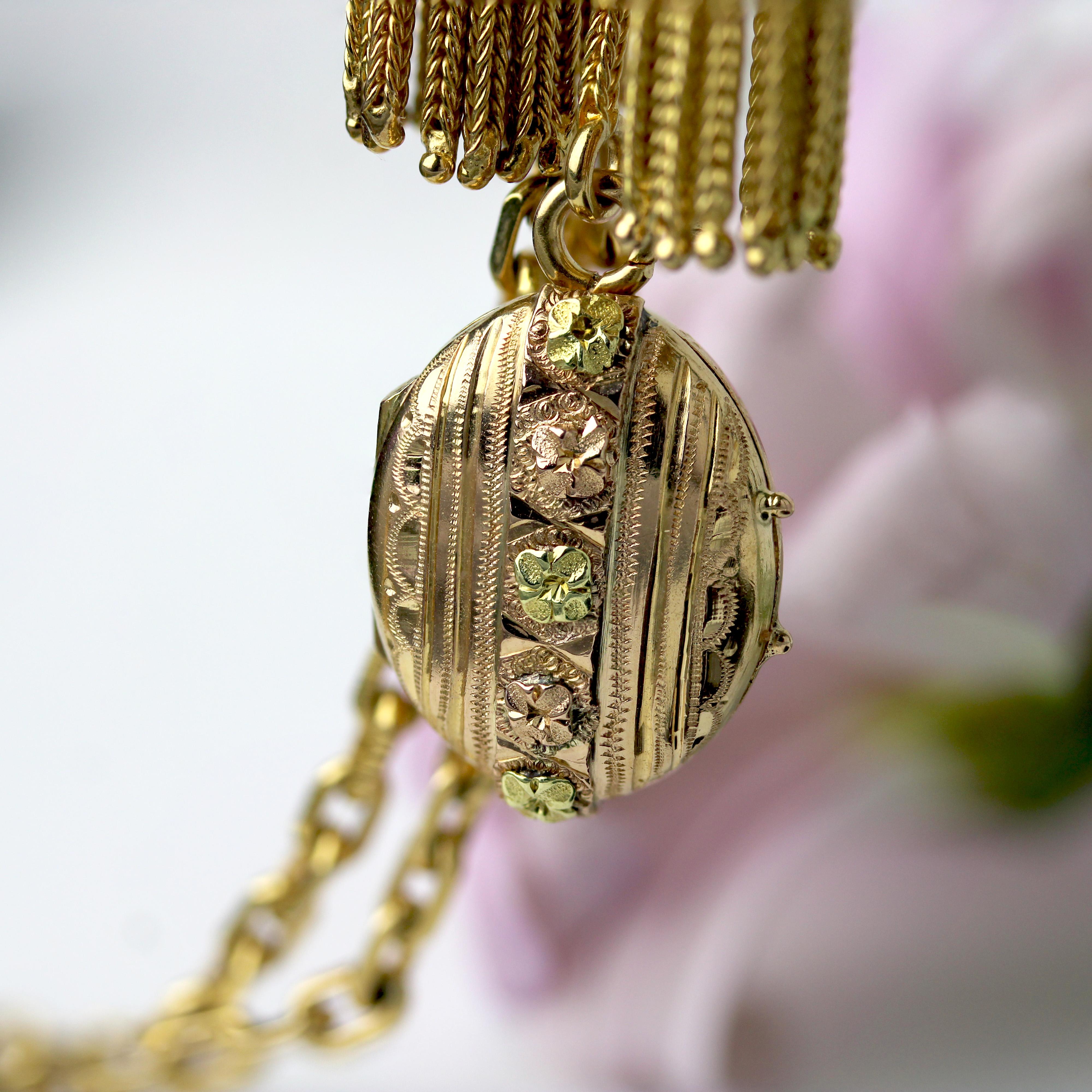 Ciondolo a medaglione cesellato in oro rosa francese del XIX secolo in vendita 6