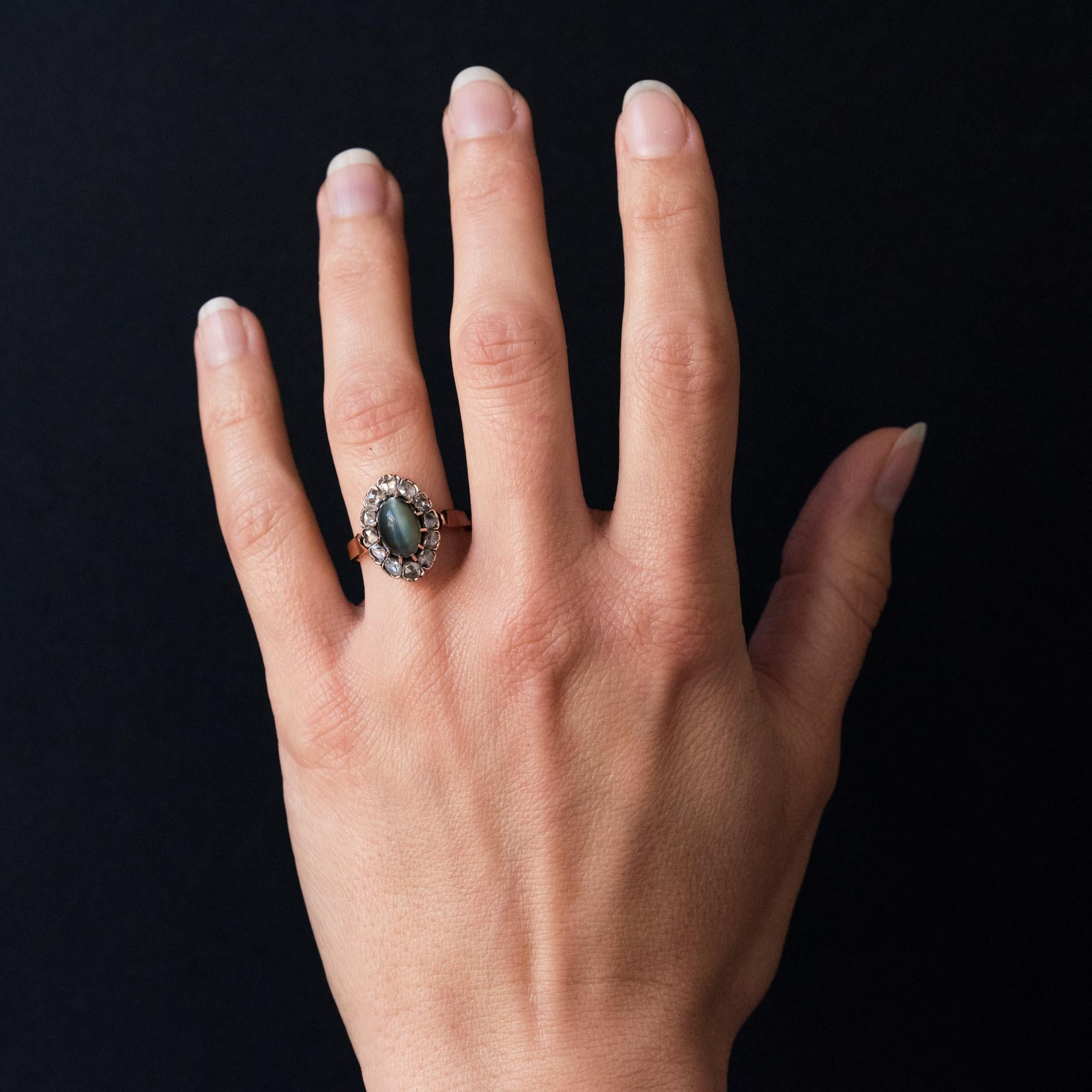 Ring in 18 karats rose gold, horse's head hallmark.
This beautiful marquise ring is set with claws of an oval cabochon cat's eye surrounded by rose-cut diamonds.
Total weight of the cat's eye: approximately 2.50 carats.
Total weight of diamonds: