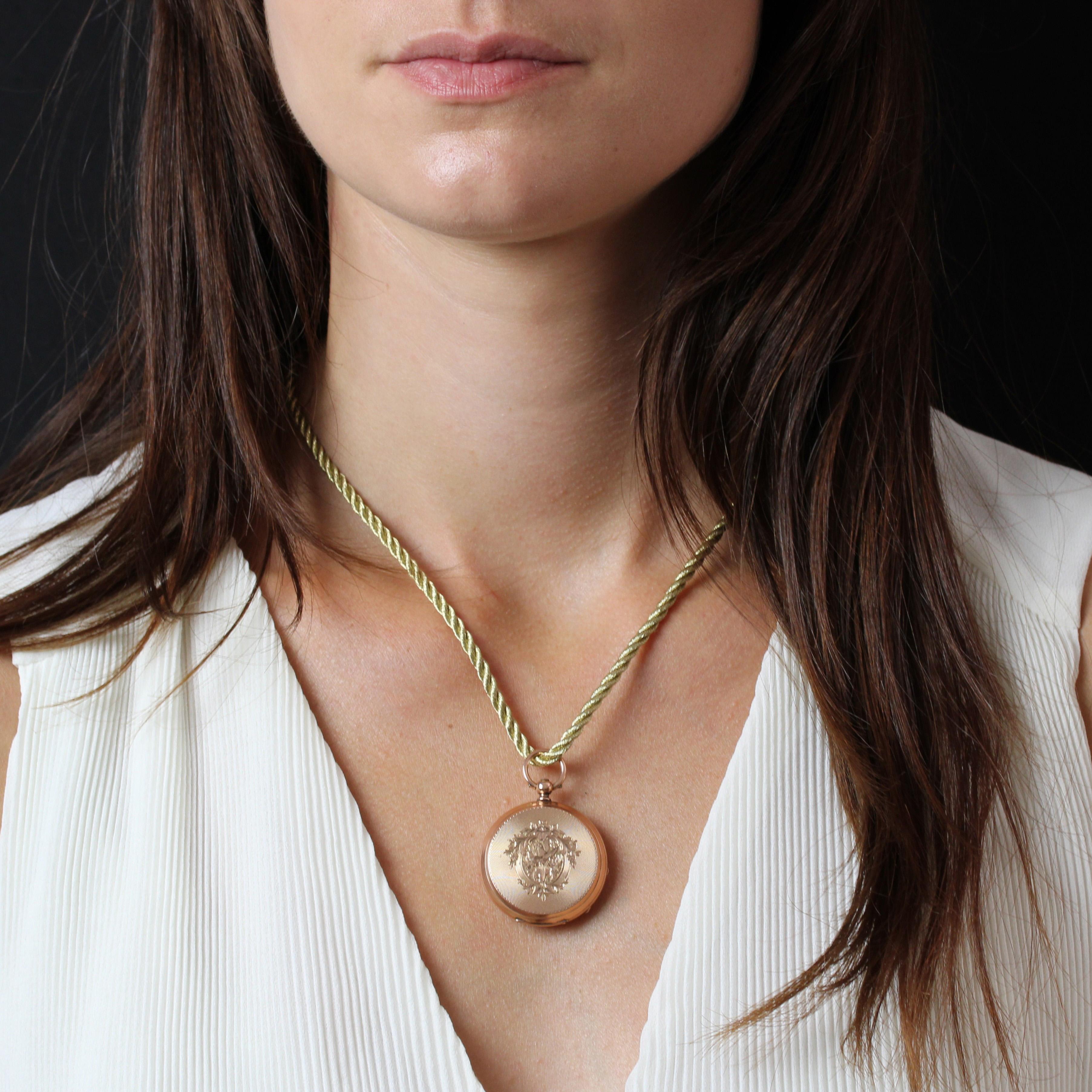 Montre-pendentif en or rose 18 carats, poinçon tête de cheval.
Belle montre de col avec un boîtier rond. Le fond est en émail blanc, avec des aiguilles en or et des chiffres romains et arabes noirs. Le dos est guilloché et décoré au centre d'un