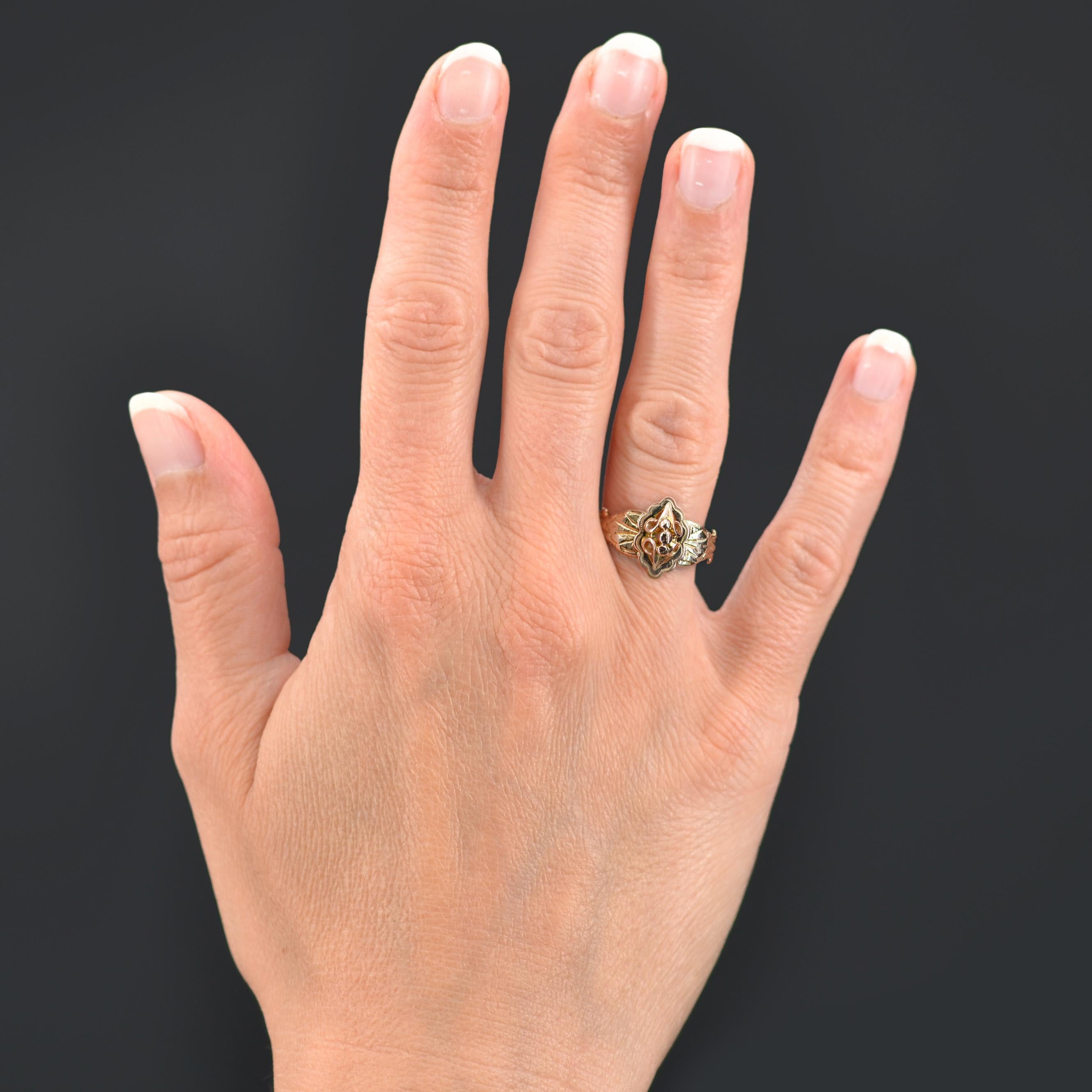 Ring aus 18 Karat Roségold.
Dieser antike Ring präsentiert eine ziselierte Platte mit Goldperlen in der Mitte und eine durchbrochene, ziselierte Dekoration. Der Anfang des Rings ist auf beiden Seiten des Kopfes eines Pflanzenmotivs