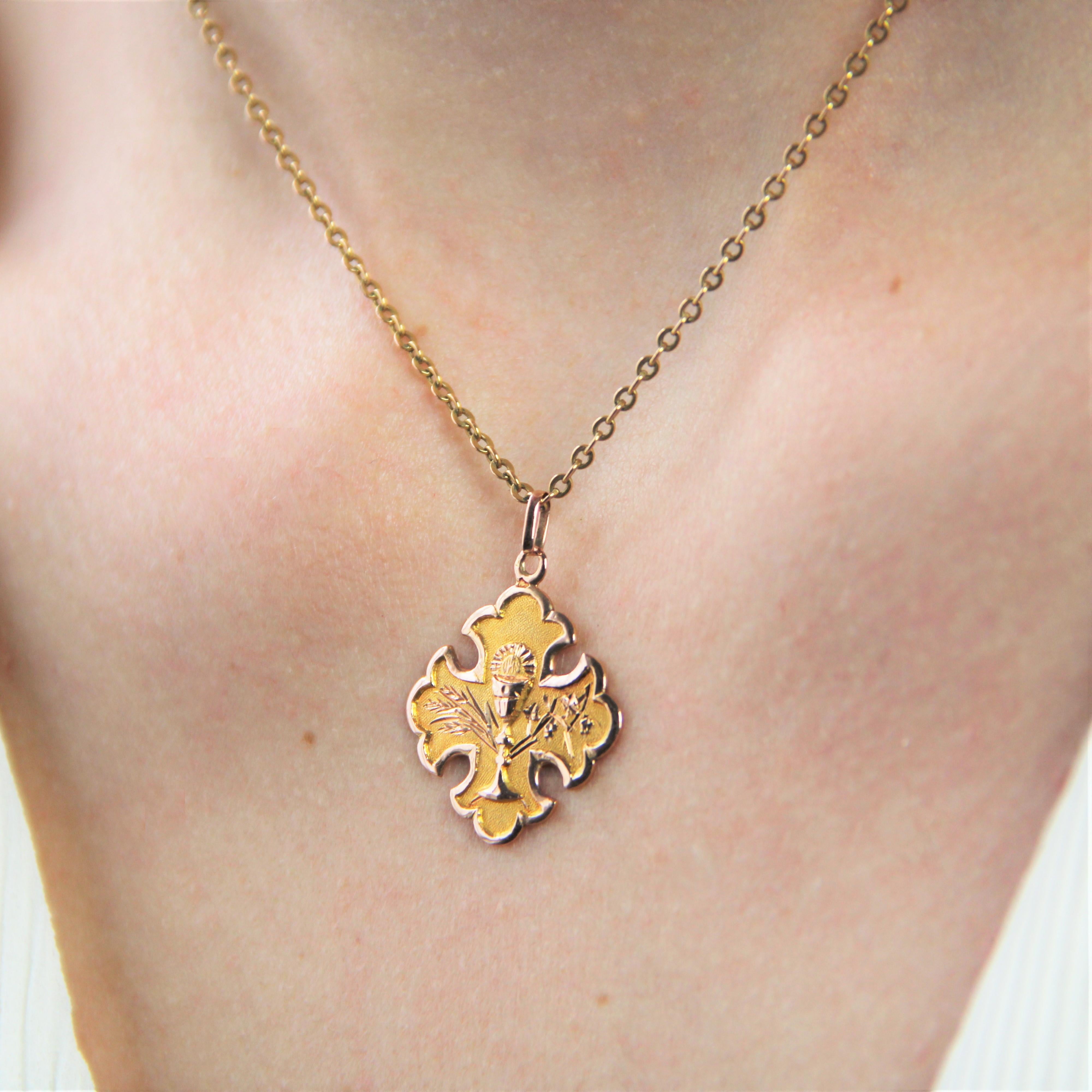 French 19th Century 18 Karat Rose Gold Fleur-de-lysee Cross Pendant For Sale 2
