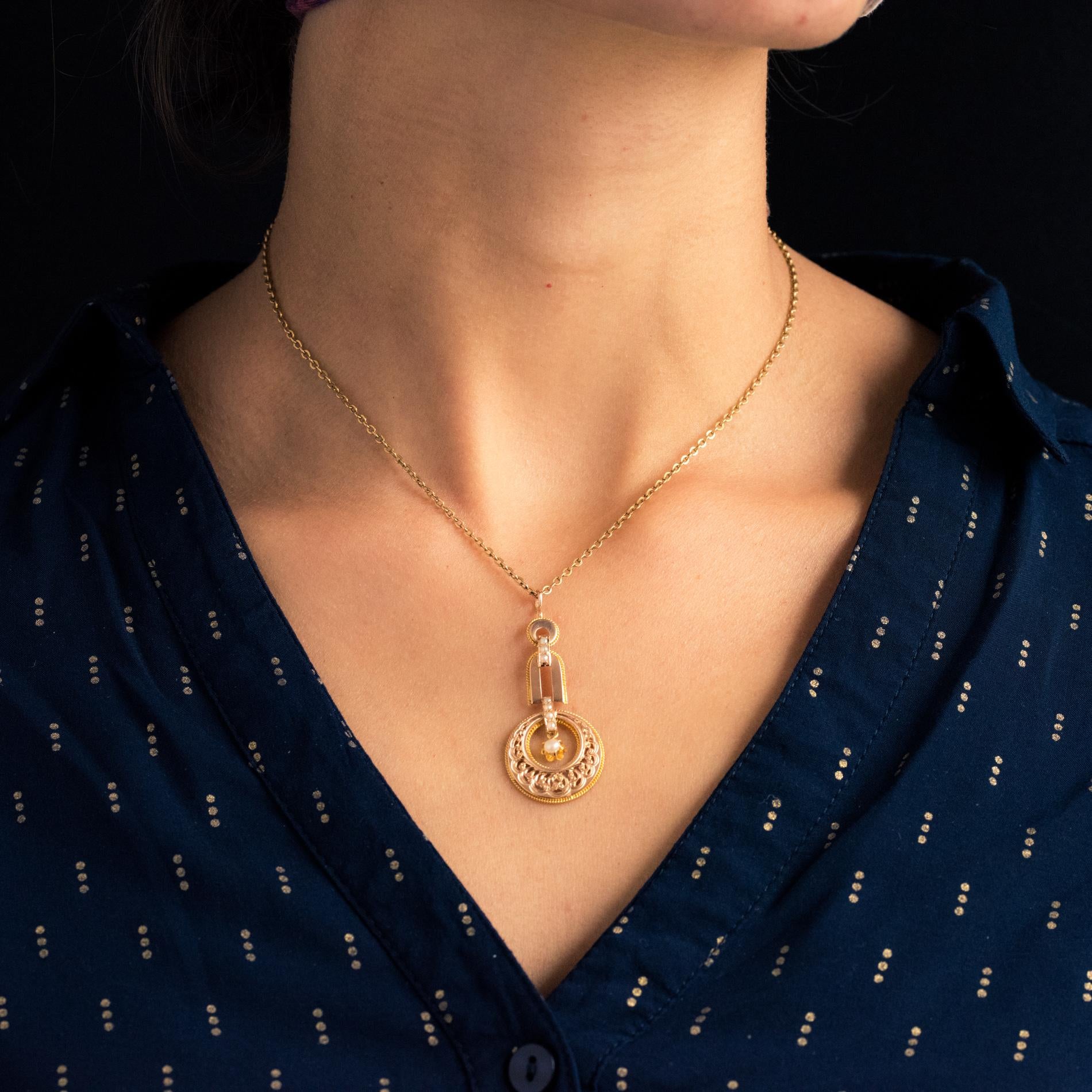 Pendant in 18 karat rose gold, eagle's head hallmark.
This antique pendant represents a horseshoe pattern held by three natural pearls, itself supporting an openwork pattern at its base with, in the center in a tassel, a natural half-pearl is