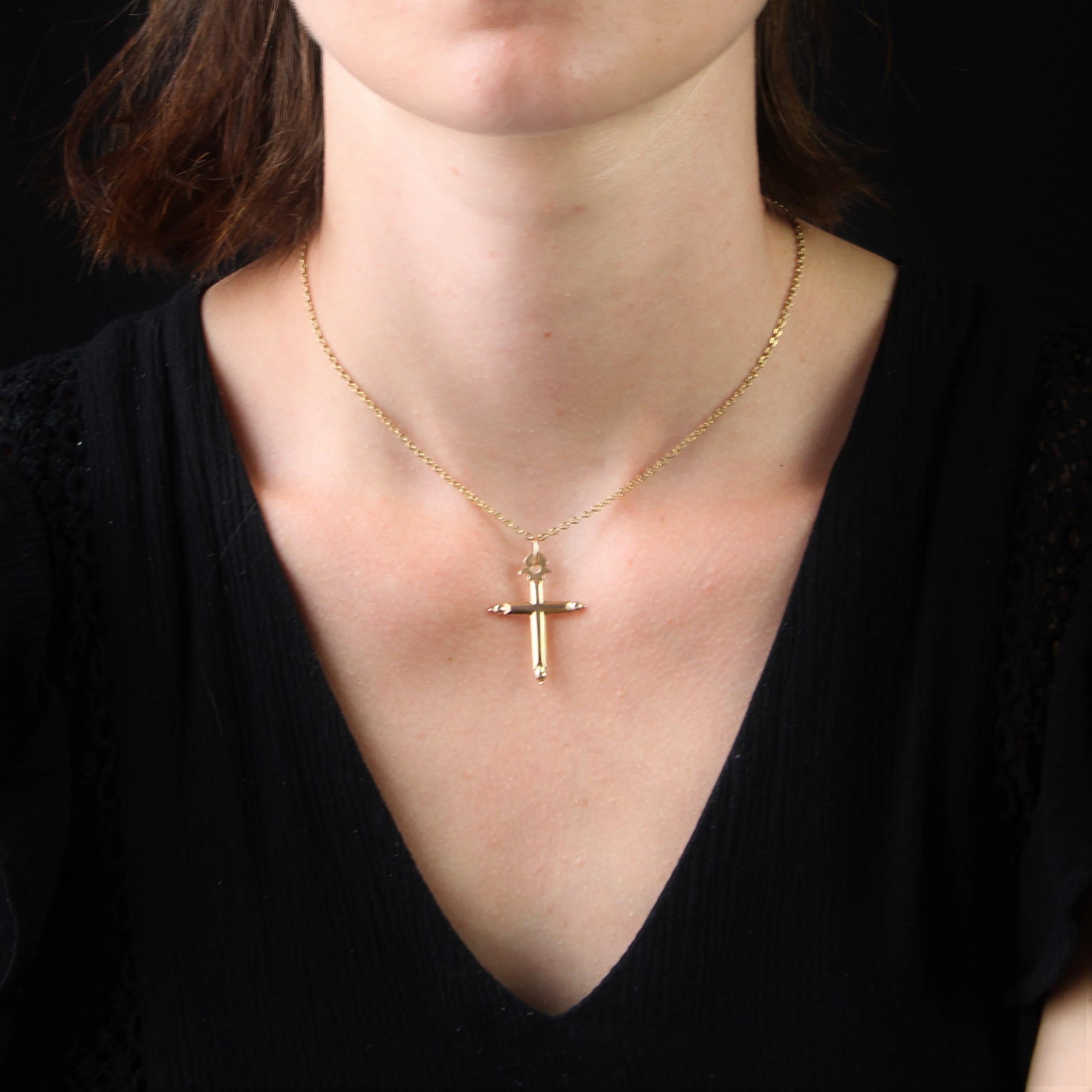 Cross in 18 karat rose gold, rooster hallmark.
Antique rose gold cross baton in relief, slightly beveled and adorned with a gold pearl at the ends, the setting is in a flat lily flower motif.
Pendant sold alone without its presentation chain.
Height
