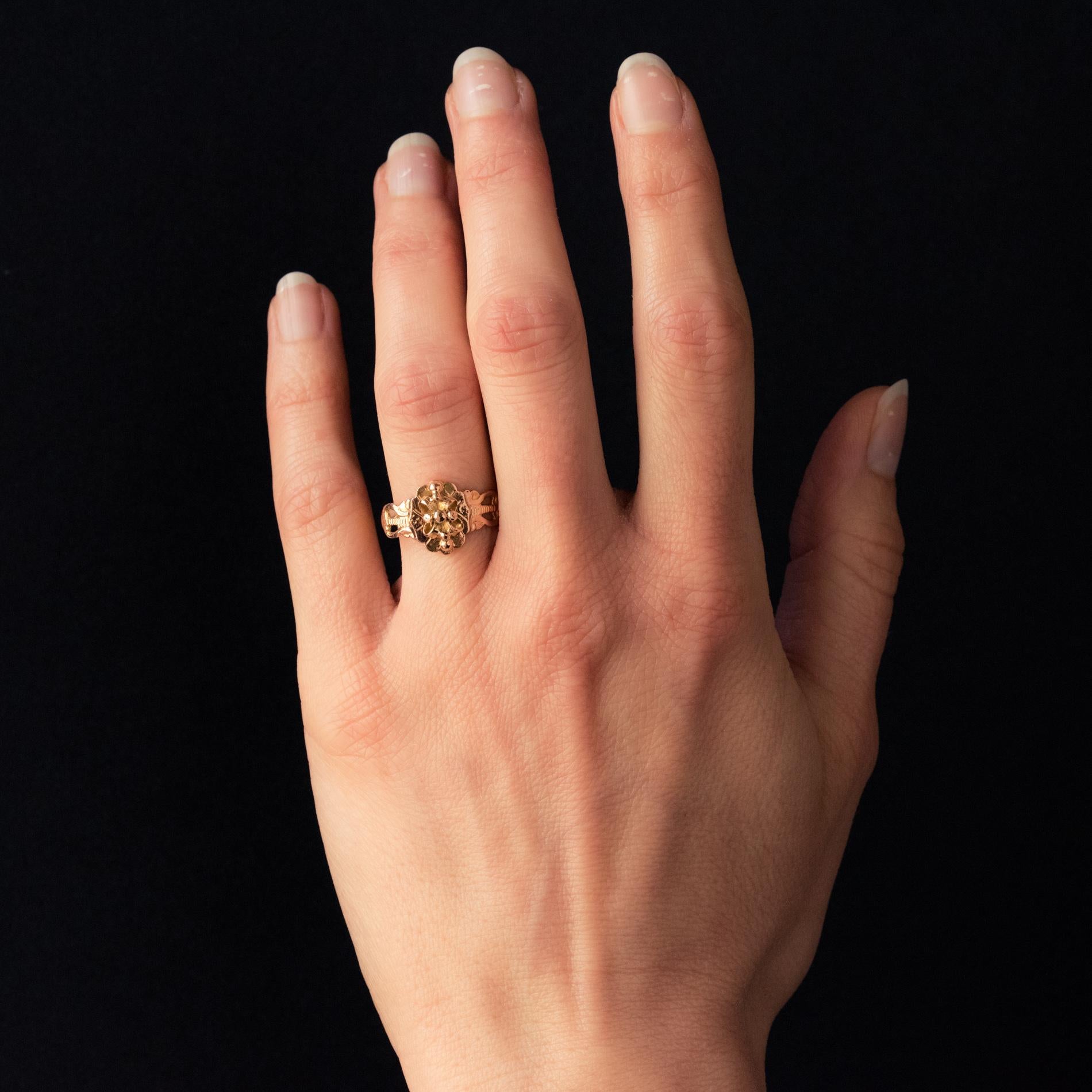 Ring in 18 karat rose gold.
Feminine antique ring, its setting consists of a thin, chiseled and perforated plate, decorated with a knot on applique with small gold pearls. On both sides, the departure of the ring has a motif in lyres.
Height: 11.3
