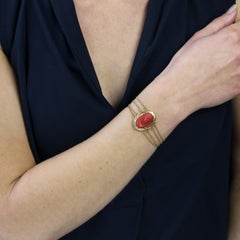 Bracciale francese del XIX secolo in oro giallo 18 carati con chiusura a catena in corallo