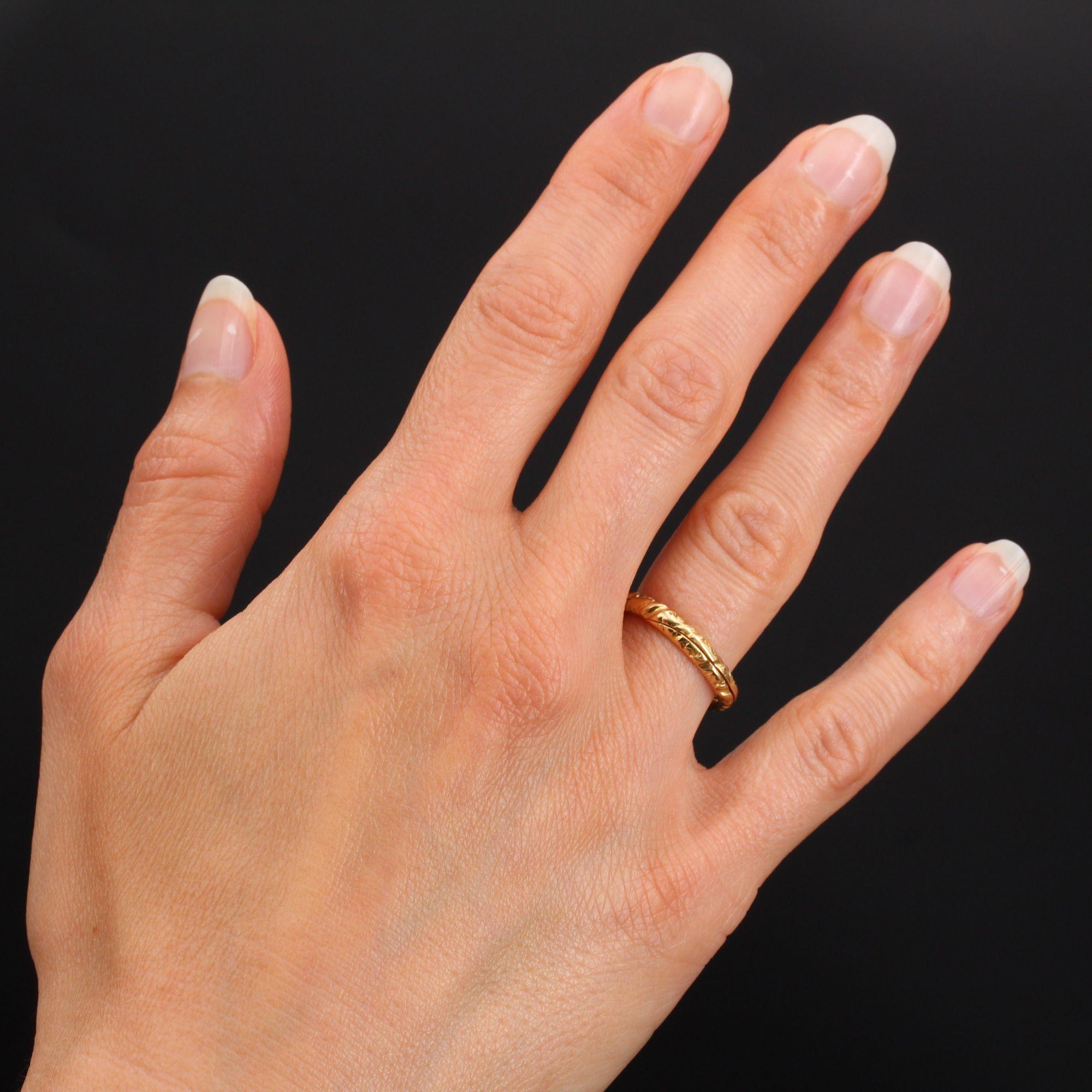 Ring in 18 karat yellow gold, horse head hallmark.
Antique union ring, it is chiselled on all its circumference. It is opening and lets appear inside, engraved, the name of the two spouses and the date 