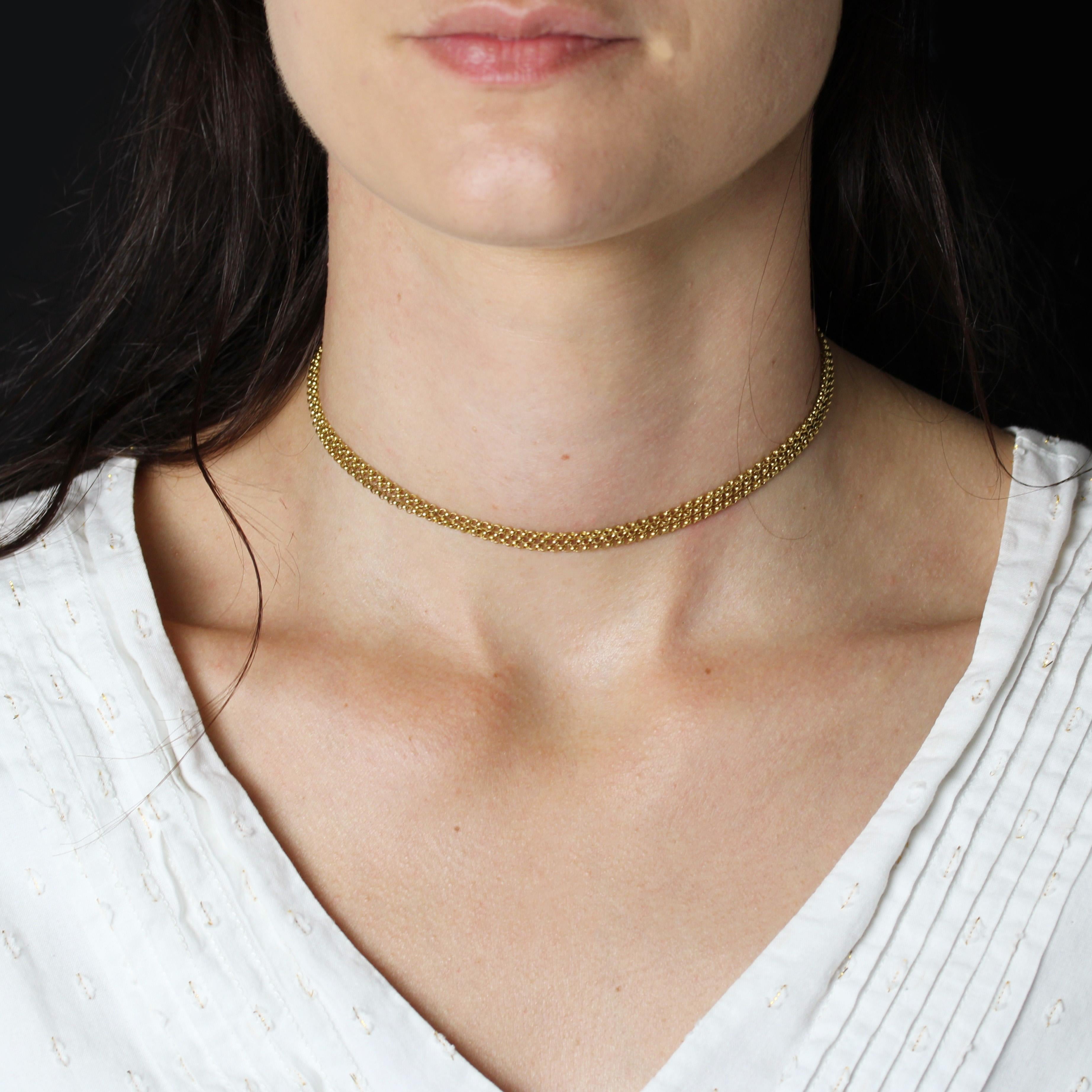 Necklace in 18 karat yellow gold, eagle head hallmark.
A delightful antique choker made of 3 jaseron chains held by a rose gold ratchet clasp. The clasp is delicately chased.
Length : 33 cm approximately, thickness of a chain : 1.8 mm