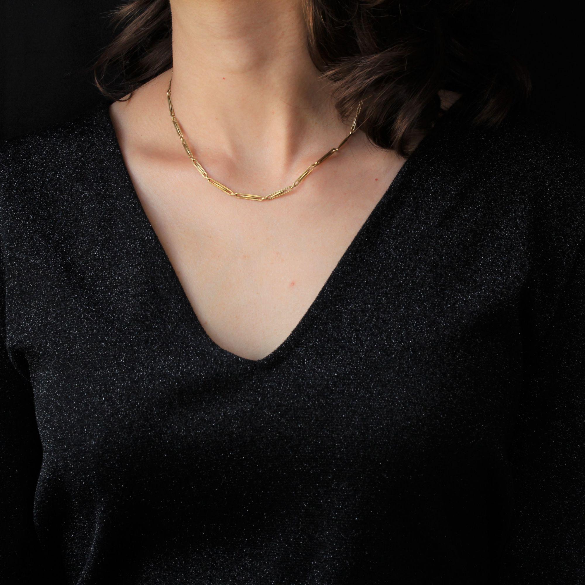 Collier en or jaune 18 carats, poinçons aigle et têtes de rhinocéros.
Chaîne de montre ancienne en or, elle est constituée d'une maille en grain de riz. À l'une des extrémités se trouve un anneau élastique, à l'autre un mousqueton.
Longueur totale :