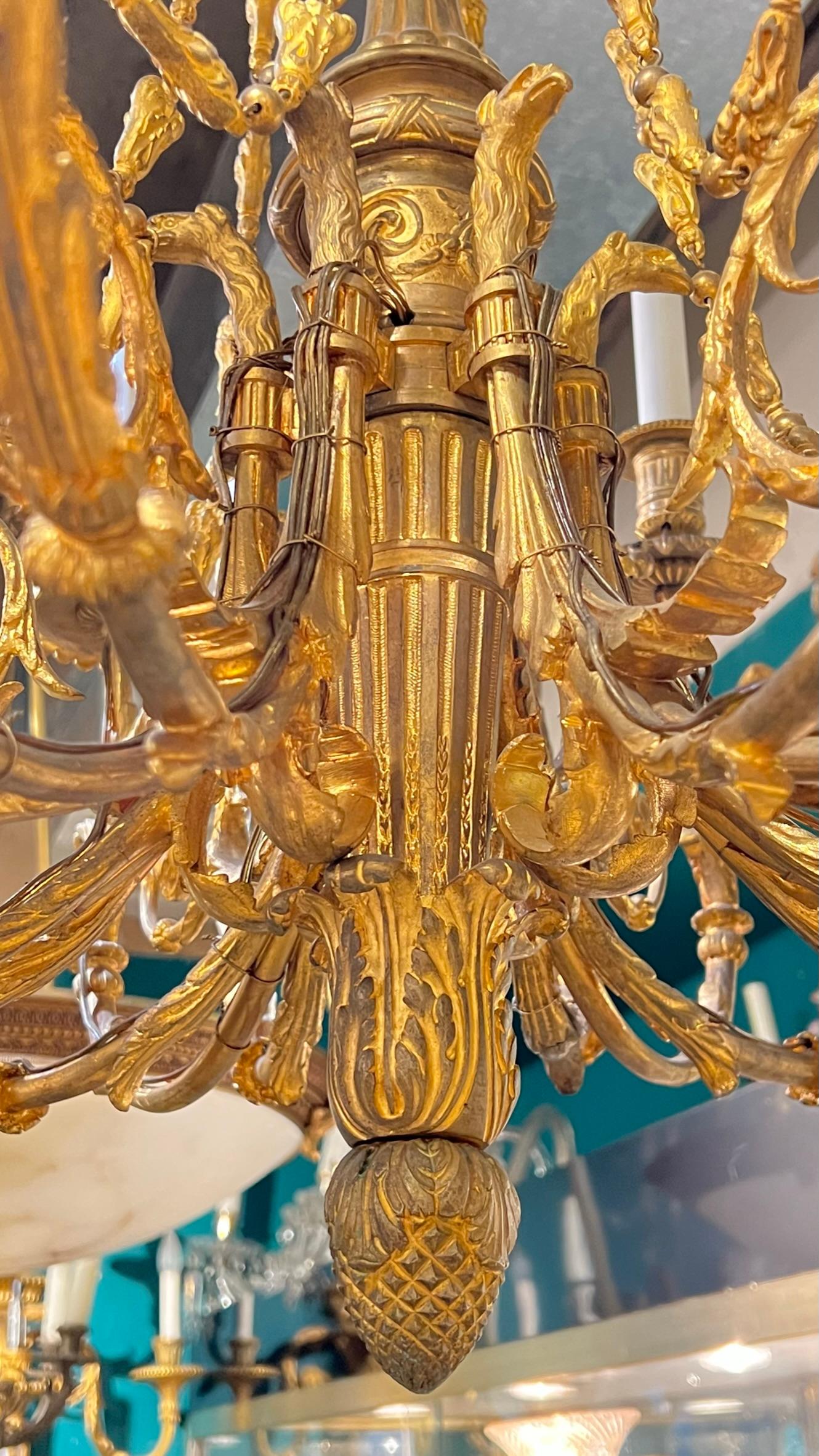 Lustre français du 19ème siècle en bronze doré à 18 feux de style Louis XVI en vente 4