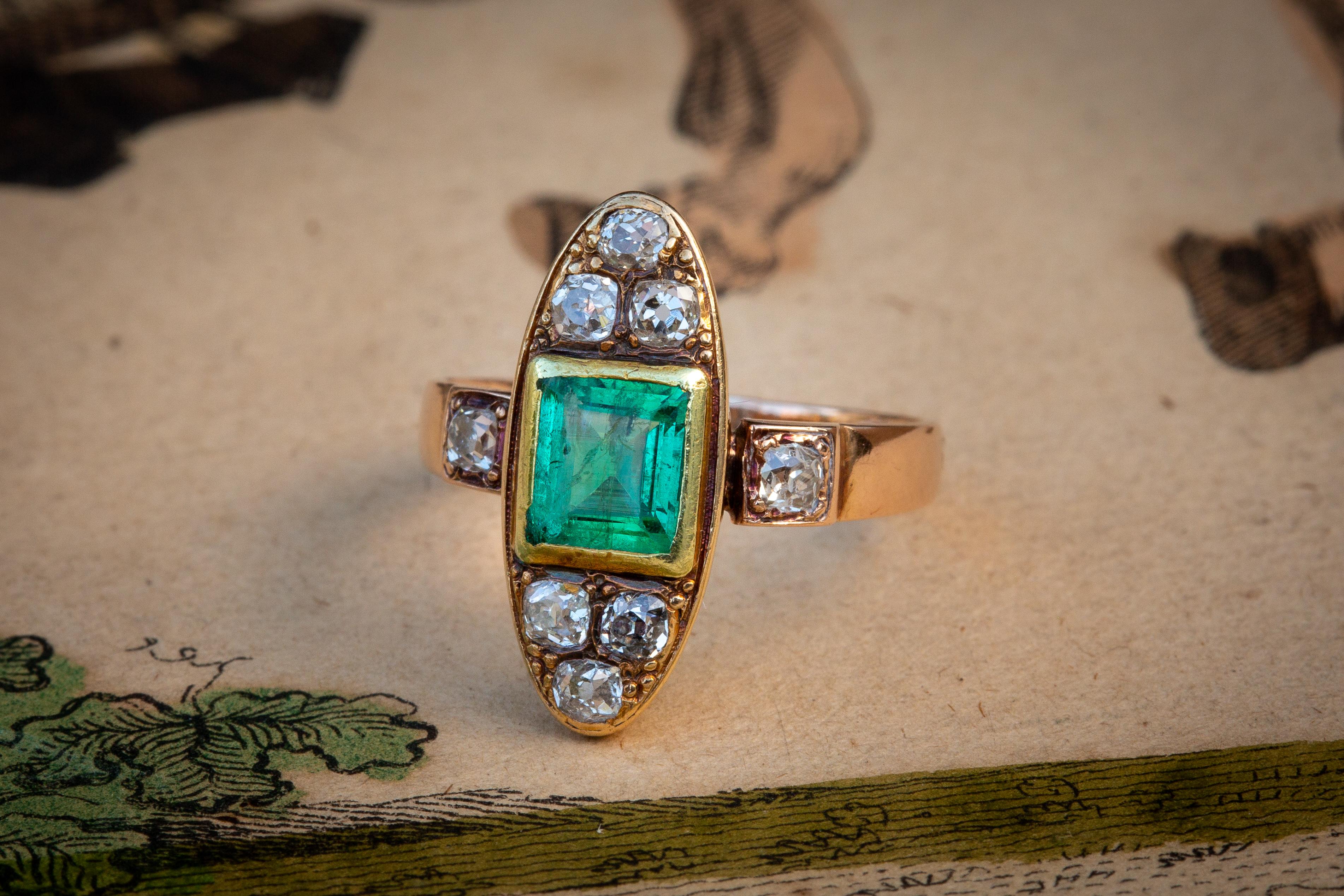 18 Karat Goldring aus dem 19. Jahrhundert mit Smaragd und Diamanten im alten Minenschliff (Alteuropäischer Brillantschliff)