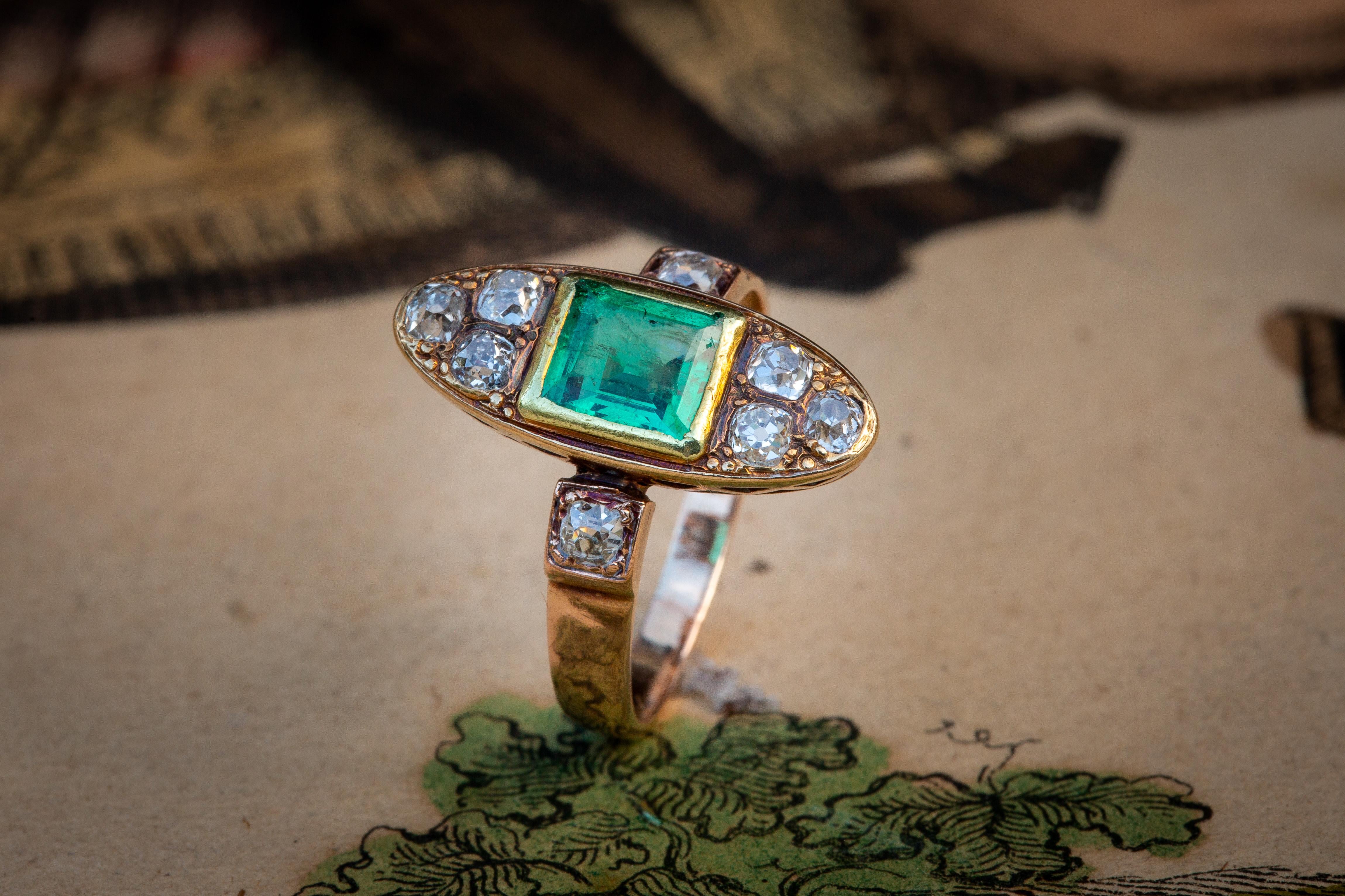 Victorian French 19th Century 18K Gold Ring with Emerald and Old Mine Cut Diamonds