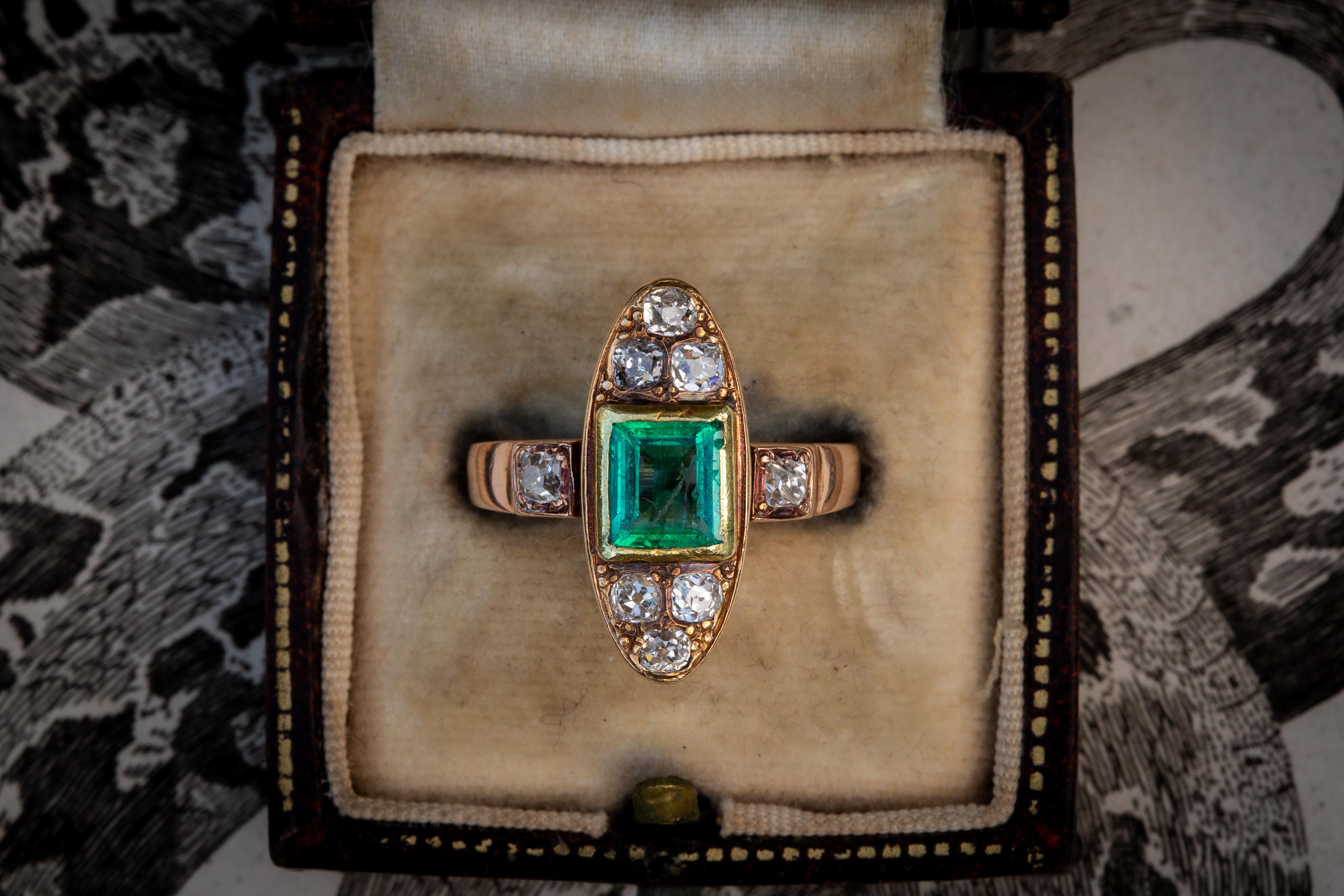 18 Karat Goldring aus dem 19. Jahrhundert mit Smaragd und Diamanten im alten Minenschliff Damen