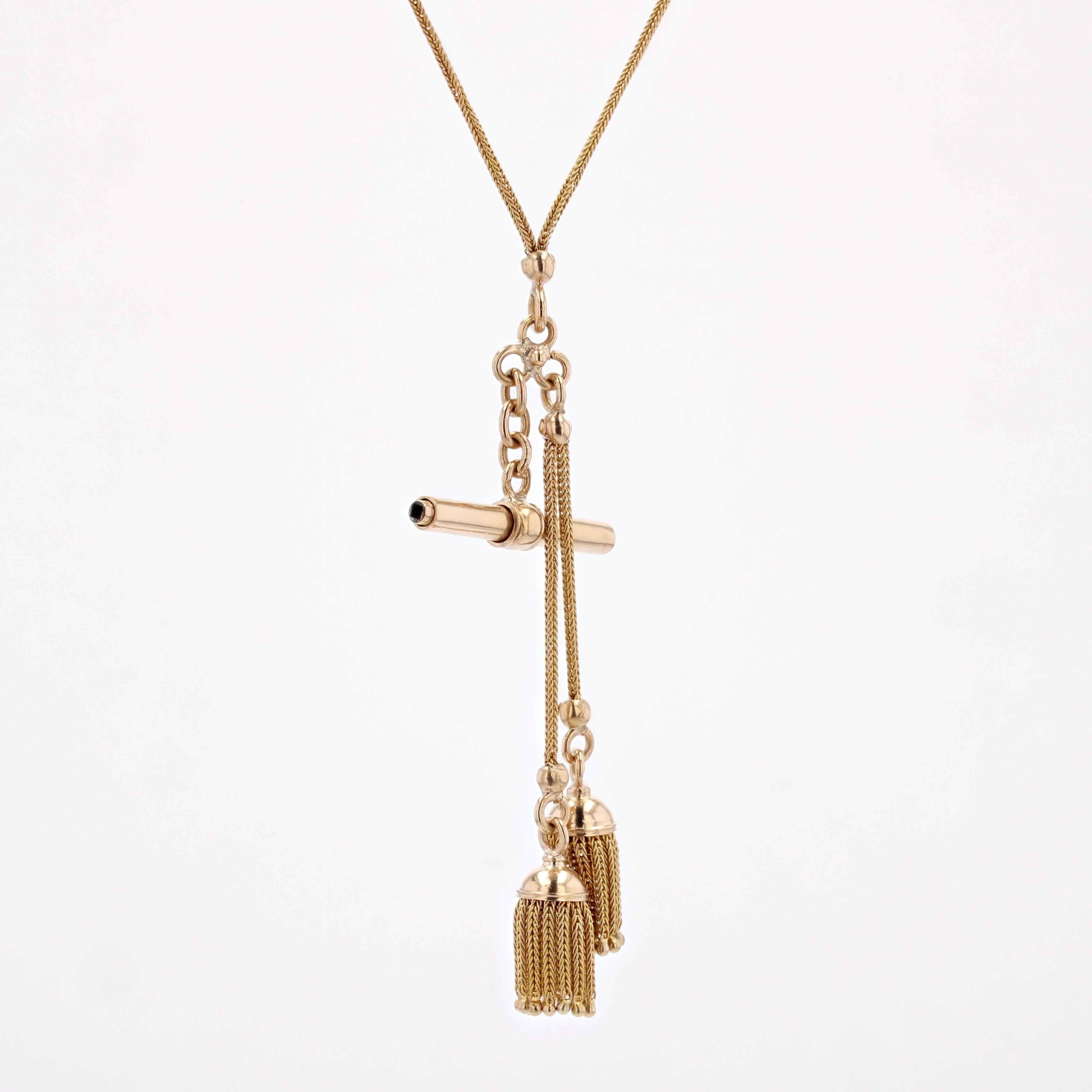 Collar de oro amarillo de 18 quilates, sello de la cabeza de águila.
Cadena de reloj antigua, está hecha de fina malla de palma y se cierra con un broche de rosca. Lleva dos perlas doradas y termina con una llave de reloj con borla y un negligé