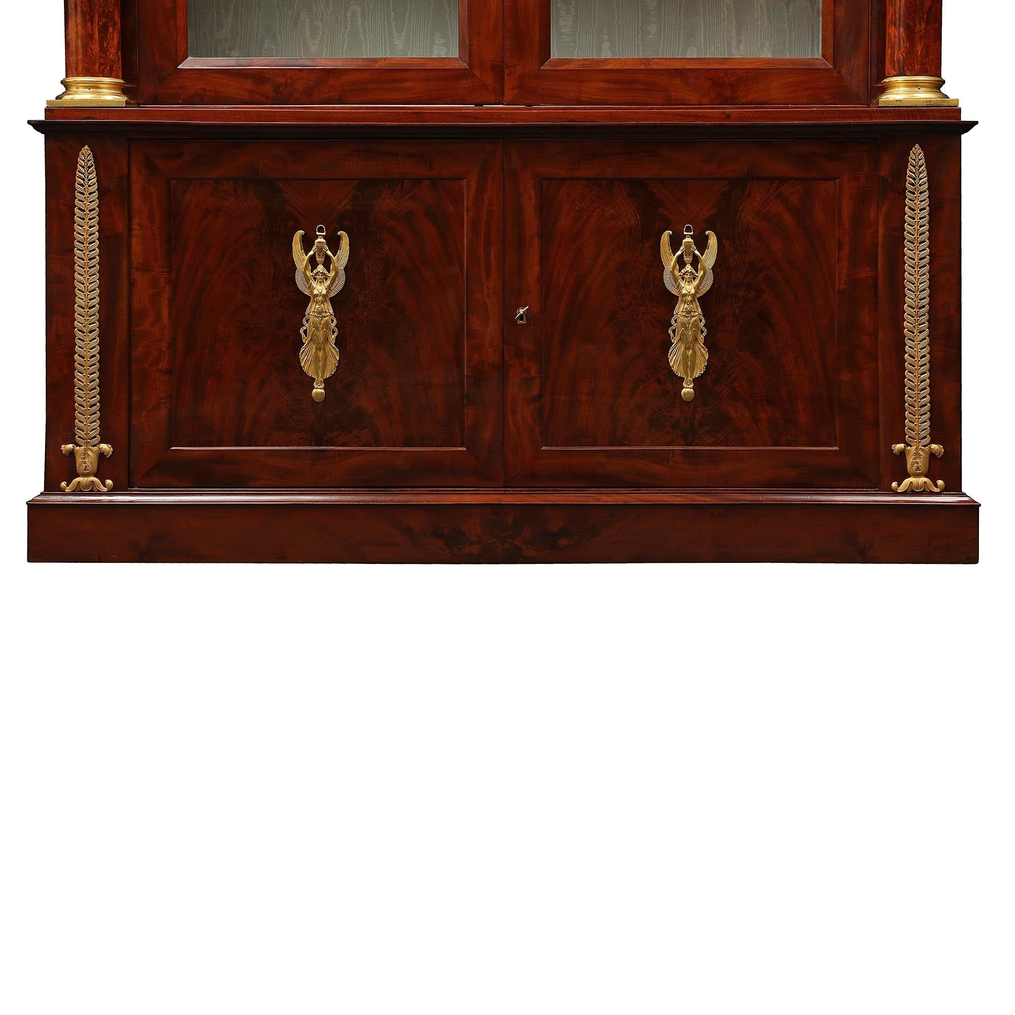 Cabinet Crouch en acajou et bronze doré à la flamme du 19e siècle français du 1er Empire en vente 2